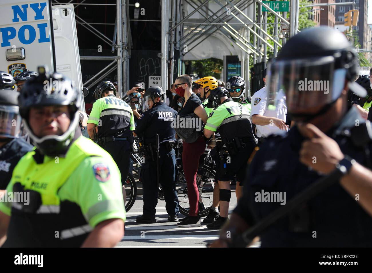 200604 -- NEW YORK, le 4 juin 2020 -- des policiers arrêtent des manifestants lors d'une manifestation contre la mort de George Floyd à New York, aux États-Unis, le 3 juin 2020. Des milliers de personnes ont continué à manifester ici mercredi après la mort de George Floyd. Etats-Unis-NEW YORK-MANIFESTATIONS WangxYing PUBLICATIONxNOTxINxCHN Banque D'Images