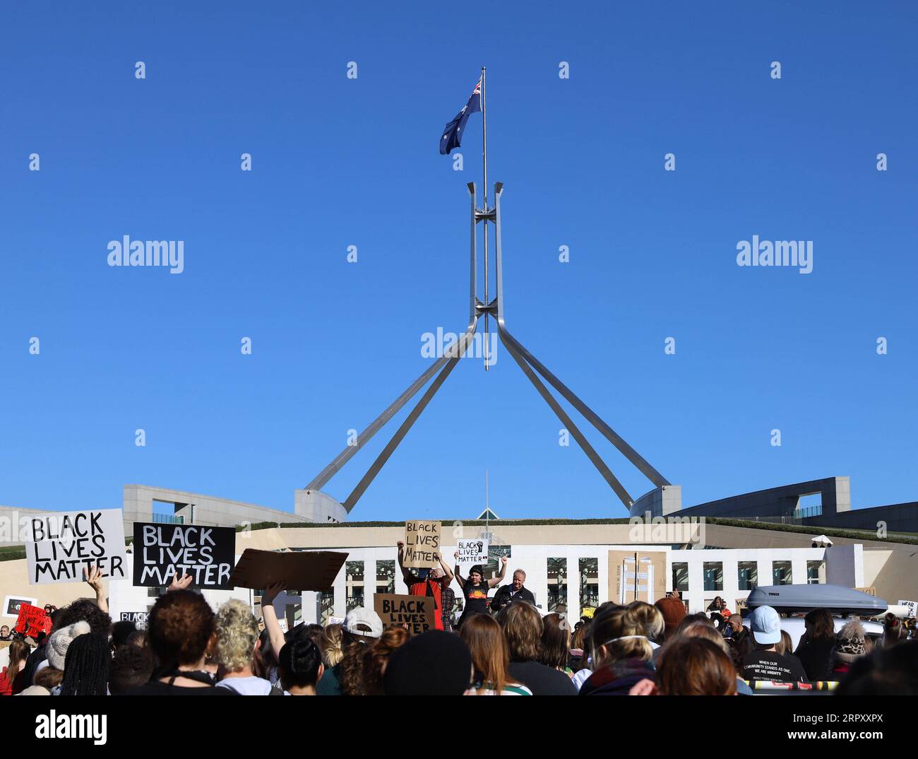 200605 -- CANBERRA, le 5 juin 2020 -- des gens prennent part à une manifestation contre la mort de George Floyd à Canberra, Australie, le 5 juin 2020. Photo de /Xinhua AUSTRALIA-CANBERRA-PROTEST-GEORGE FLOYD LiuxChangchang PUBLICATIONxNOTxINxCHN Banque D'Images