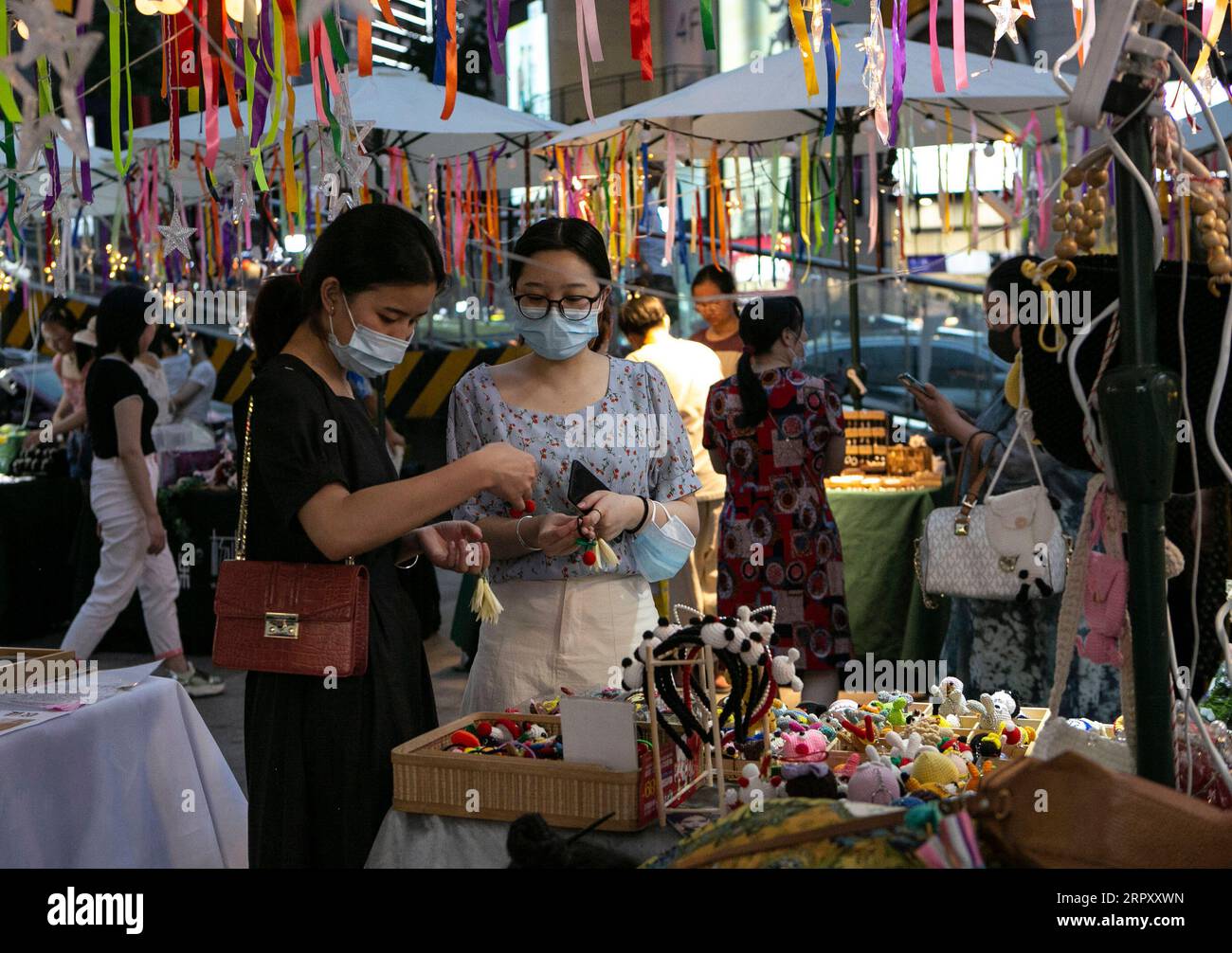 200605 -- CHENGDU, le 5 juin 2020 -- les gens magasinent dans un marché nocturne à Chengdu, dans la province du Sichuan du sud-ouest de la Chine, le 4 juin 2020. CHINE-CHENGDU-ÉCONOMIE DE NUIT CN LixMengxin PUBLICATIONxNOTxINxCHN Banque D'Images