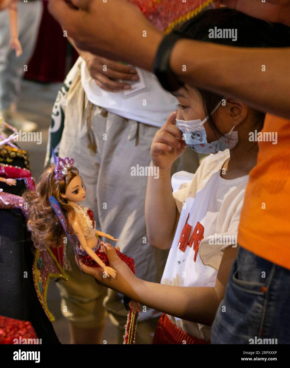 200605 -- CHENGDU, le 5 juin 2020 -- Un enfant choisit des jouets lors d'un marché nocturne à Chengdu, dans la province du Sichuan du sud-ouest de la Chine, le 4 juin 2020. CHINE-CHENGDU-ÉCONOMIE DE NUIT CN LixMengxin PUBLICATIONxNOTxINxCHN Banque D'Images