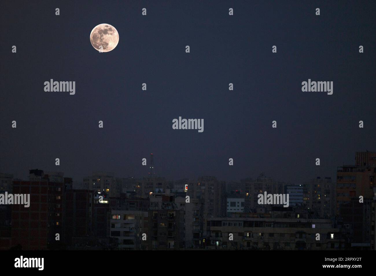 200605 -- LE CAIRE, le 5 juin 2020 -- Une pleine lune est photographiée au Caire, en Égypte, le 5 juin 2020. ÉGYPTE-LE CAIRE-PLEINE LUNE AhmedxGomaa PUBLICATIONxNOTxINxCHN Banque D'Images
