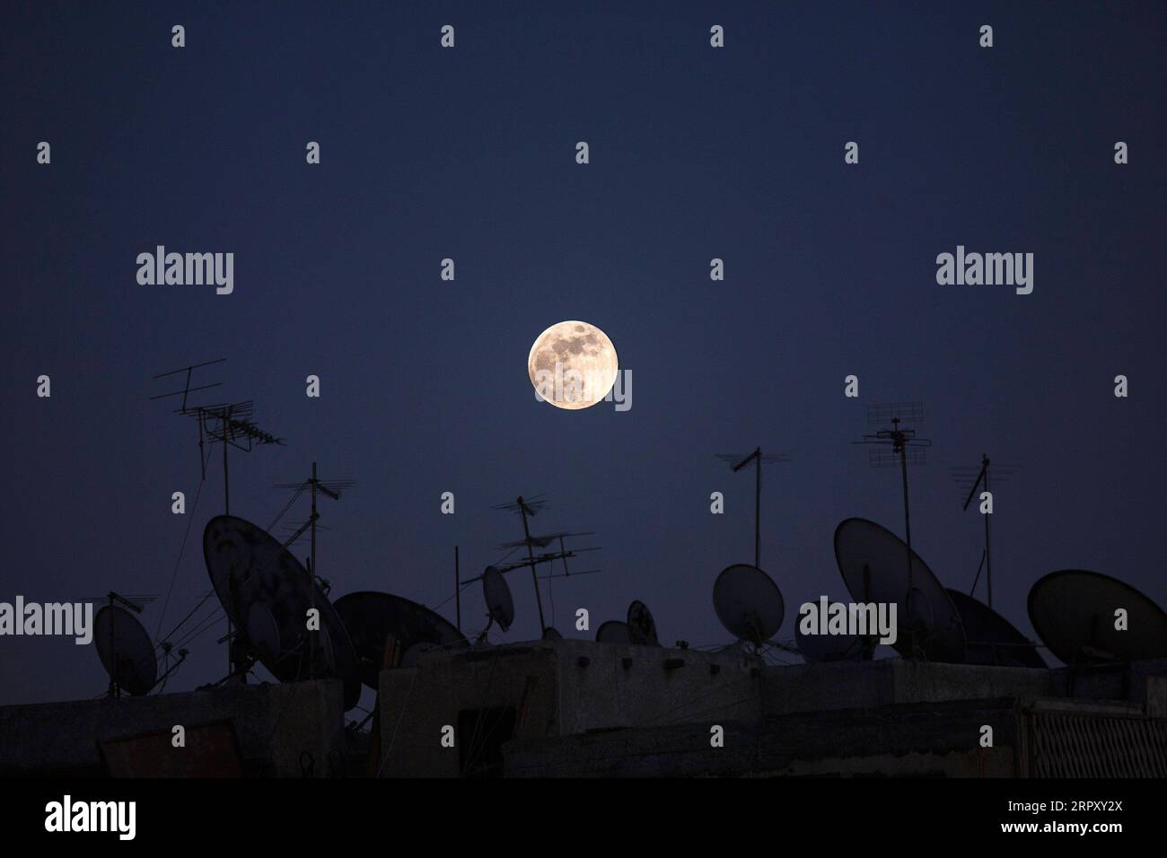 200605 -- LE CAIRE, le 5 juin 2020 -- Une pleine lune est photographiée au Caire, en Égypte, le 5 juin 2020. ÉGYPTE-LE CAIRE-PLEINE LUNE AhmedxGomaa PUBLICATIONxNOTxINxCHN Banque D'Images