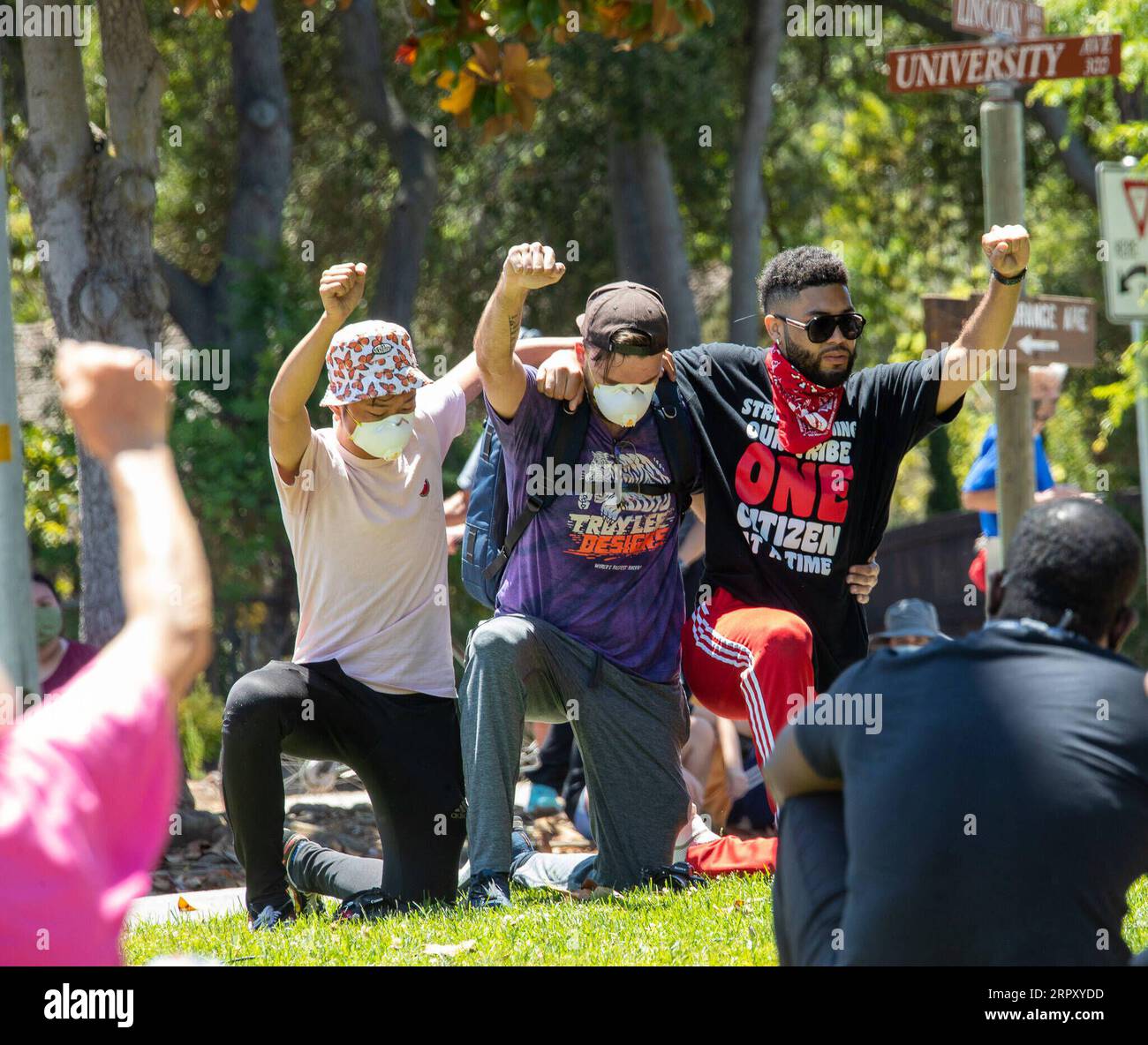 200606 -- SAN FRANCISCO, le 6 juin 2020 -- des personnes assistent à une manifestation contre la mort de George Floyd à Los Altos, dans la région de la baie de San Francisco, aux États-Unis, le 5 juin 2020. Photo de /Xinhua U.S.-SAN FRANCISCO-GEORGE FLOYD-PROTEST DongxXudong PUBLICATIONxNOTxINxCHN Banque D'Images