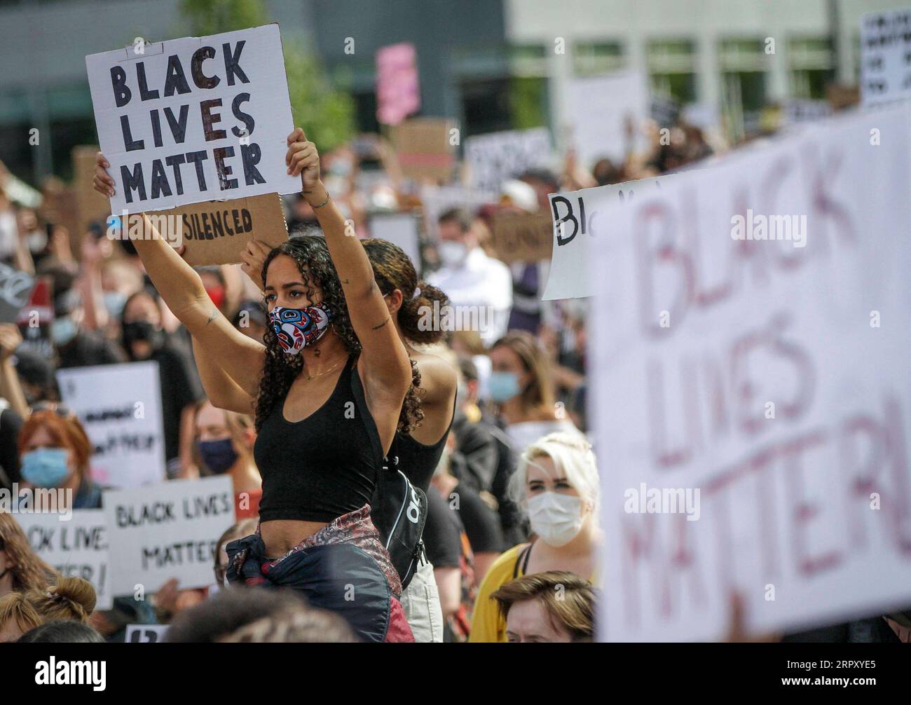 200606 -- VANCOUVER, le 6 juin 2020 -- des manifestants portent des pancartes lors d'un rassemblement contre le racisme sur la mort de George Floyd à Jack Poole Plaza à Vancouver, Canada, le 5 juin 2020. Photo de /Xinhua CANADA-VANCOUVER-ANTI-RACISM RALLYE LiangxSen PUBLICATIONxNOTxINxCHN Banque D'Images