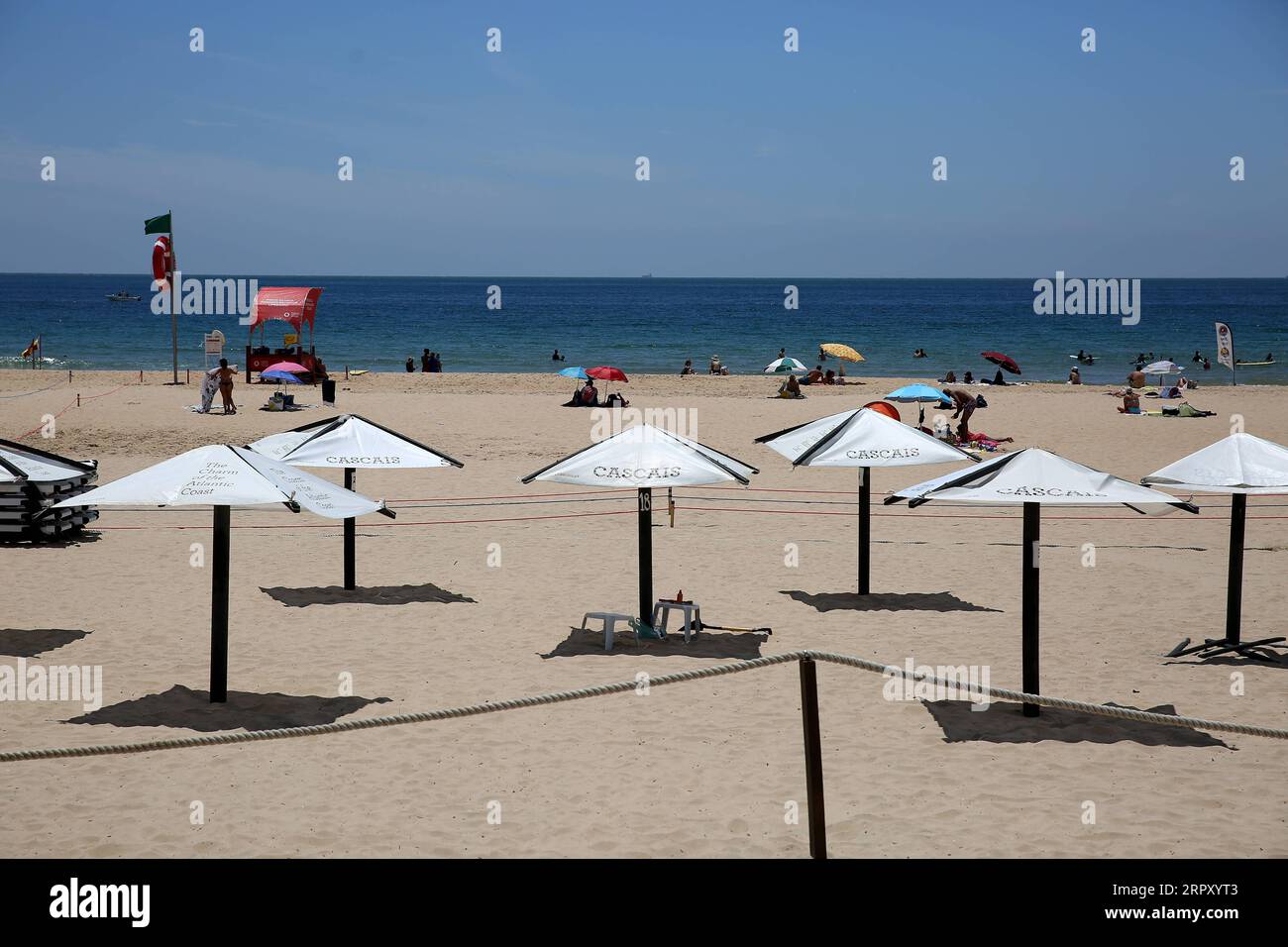 200607 -- LISBONNE, le 7 juin 2020 -- les gens observent la distanciation sociale tout en profitant du soleil sur la plage de Carcavelos à Lisbonne, Portugal, le 6 juin 2020. Le président portugais Marcelo Rebelo de Sousa et le Premier ministre Antonio Costa ont demandé samedi aux Portugais de sortir en toute sécurité et de profiter de la saison de baignade, malgré les épidémies de COVID-19 dans le Grand Lisbonne cette semaine, ont rapporté les médias locaux. Photo de /Xinhua PORTUGAL-LISBONNE-SAISON DE NATATION-COVID-19 PetroxFiuza PUBLICATIONxNOTxINxCHN Banque D'Images