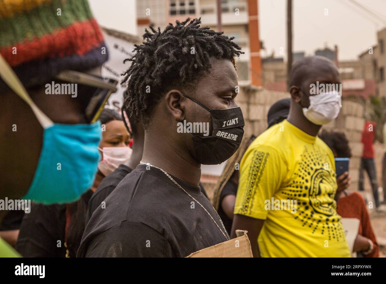 200607 -- DAKAR, le 7 juin 2020 Xinhua -- la photo prise le 6 juin 2020 montre un homme portant un masque avec des mots que je ne peux pas respirer lors d'une manifestation contre la mort de George Floyd qui s'est tenue à Dakar, au Sénégal. Photo Eddy Peters/Xinhua SENEGAL-DAKAR-PROTEST-GEORGE FLOYD PUBLICATIONxNOTxINxCHN Banque D'Images