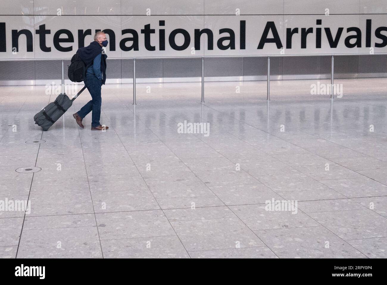 200609 -- LONDRES, le 9 juin 2020 Xinhua -- Un homme traverse la salle des arrivées du terminal 5 de l'aéroport d'Heathrow à Londres, en Grande-Bretagne, le 8 juin 2020. Les personnes arrivant en Grande-Bretagne par tous les moyens, y compris par voie aérienne et maritime, doivent s'isoler à partir du 8 juin à une adresse désignée pendant 14 jours comme condition pour être autorisées à passer par les postes frontières, a déclaré la ministre de l'intérieur Priti Patel aux députés le 3 juin. Photo de Tim Ireland/Xinhua BRITAIN-LONDRES-COVID-19-NOUVEAUX ARRIVANTS-QUARANTAINE PUBLICATIONxNOTxINxCHN Banque D'Images