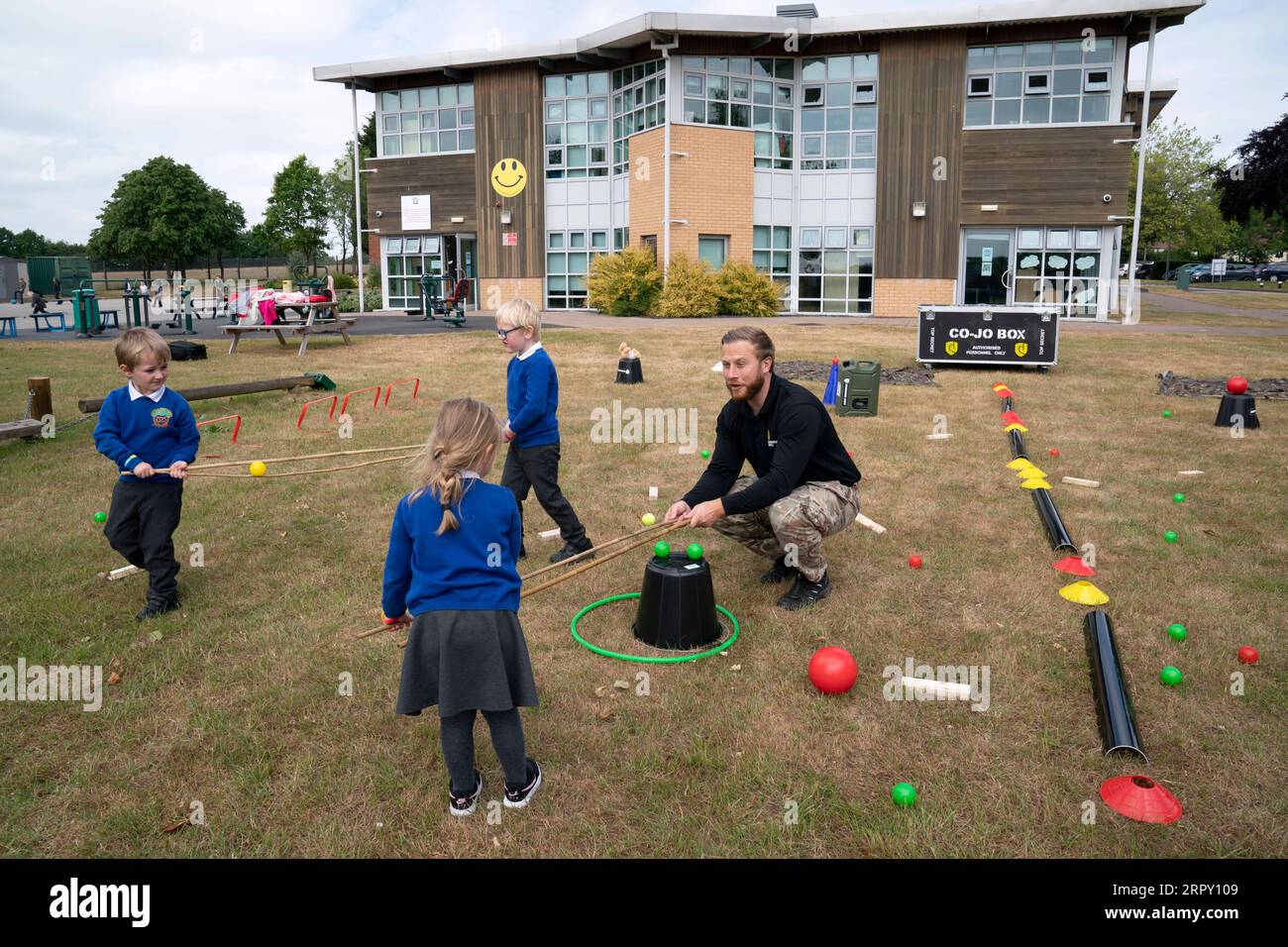 200609 -- STAFFORDSHIRE, 9 juin 2020 Xinhua -- des élèves de l'école primaire de Landywood utilisent des bâtons pour maintenir la distance sociale tout en participant à un programme éducatif sur le caractère de Commando Joe dirigé par Stu Wilkinson 1st R, dans le Staffordshire, en Grande-Bretagne, le 8 juin 2020. Le programme Commando Joe est un grand service de développement et de soutien éducatif pour les écoles à travers le Royaume-Uni, inspirant les élèves avec des compétences de team building, de caractère et de résilience. Il aide les élèves à faire face à la réintégration dans l'environnement de la salle de classe. Photo de Jon Super/Xinhua BRITAIN-STAFFORDSHIRE-COVID-19-LANDYW Banque D'Images