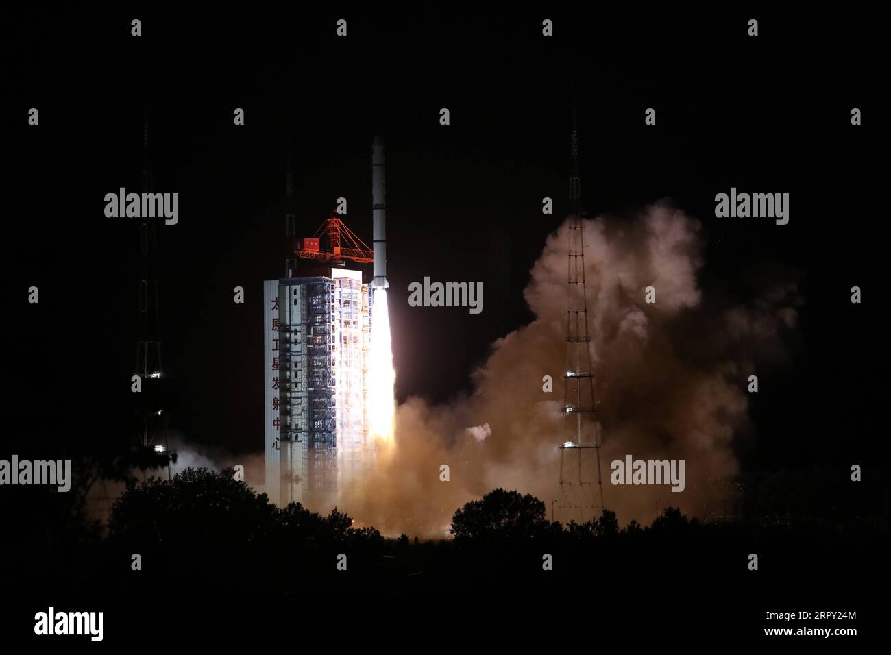 200611 -- TAIYUAN, le 11 juin 2020 -- Une fusée long March-2C, transportant le satellite HY-1D, est lancée depuis le centre de lancement de satellites de Taiyuan, dans la province du Shanxi du nord de la Chine, le 11 juin 2020. La Chine a réussi à envoyer un satellite d’observation océanique en orbite jeudi. Le nouveau satellite formera la première constellation de satellites de la Chine pour la fonction publique maritime avec le HY-1C, lancé en septembre 2018. Photo de /Xinhua CHINA-SHANXI-TAIYUAN-OCEAN OBSERVATION SATELLITE-LANCEMENT CN ZhengxTaotao PUBLICATIONxNOTxINxCHN Banque D'Images