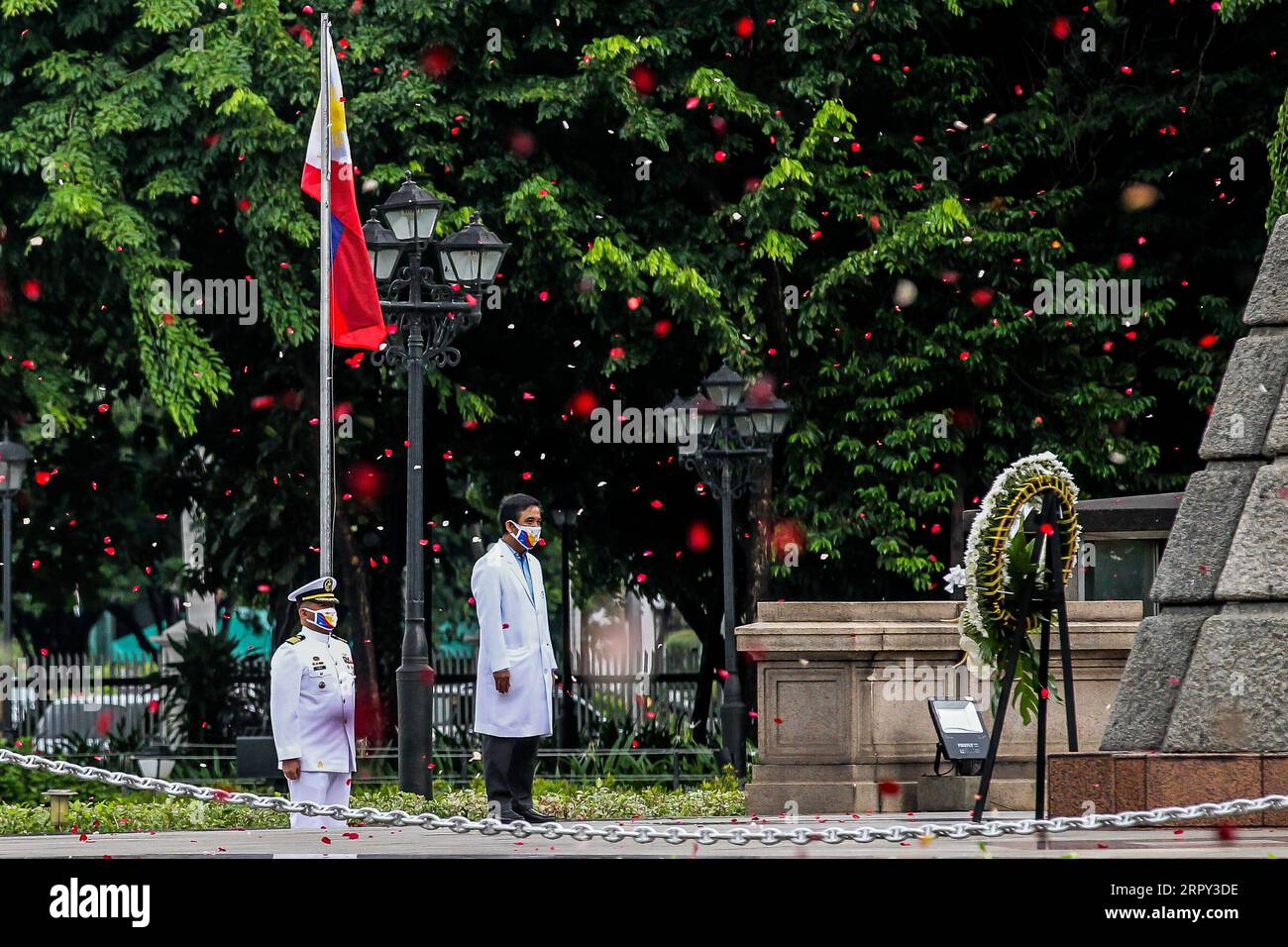 200612 -- MANILLE, le 12 juin 2020 -- les pétales de roses et les confettis pleuvent lors de la célébration du 122e jour de l'indépendance des Philippines à Manille, aux Philippines, le 12 juin 2020. Les Philippines ont célébré le 122e anniversaire de la proclamation de l'indépendance de la domination espagnole. PHILIPPINES-MANILLE-FÊTE DE L'INDÉPENDANCE ROUELLEXUMALI PUBLICATIONXNOTXINXCHN Banque D'Images