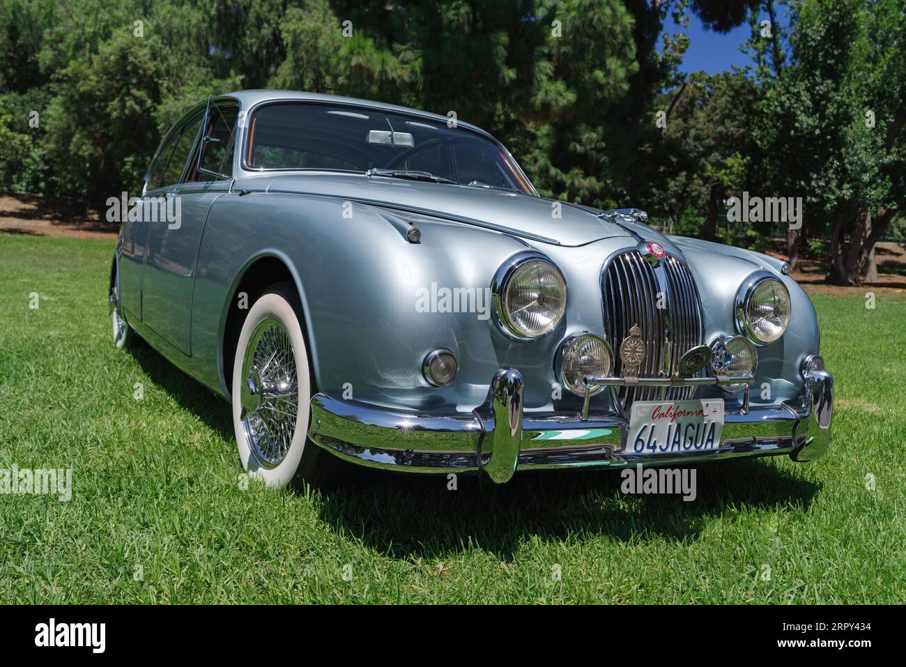 Jaguar MK2 des années 1960 montrée garée sur l'herbe à Lacey Park. Banque D'Images