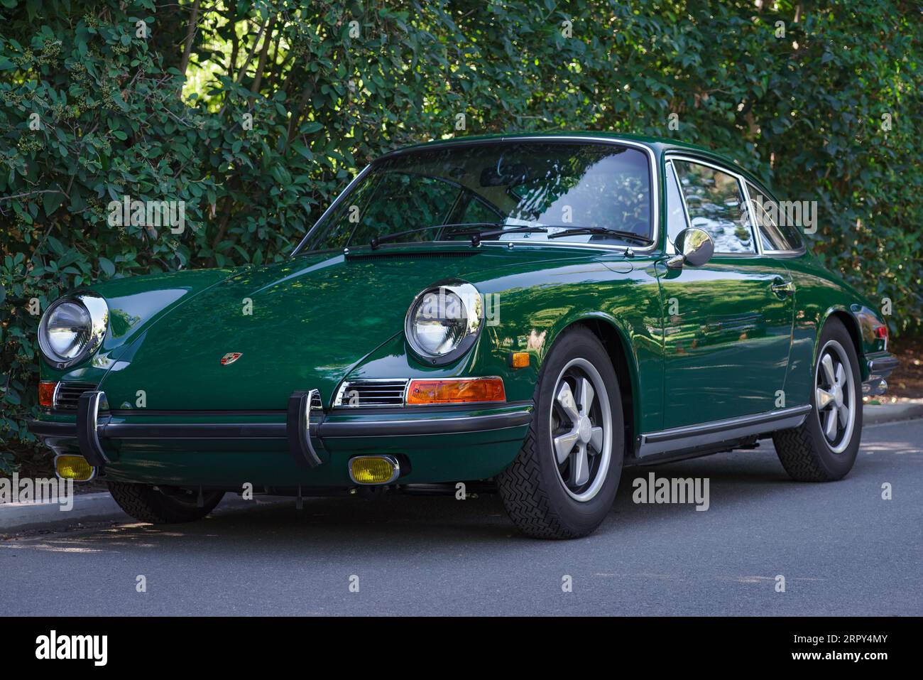 Voiture Porsche classique verte montrée garée. Banque D'Images