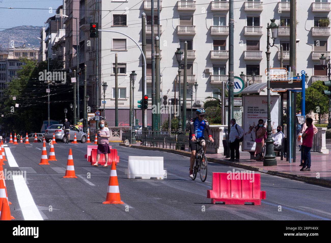 200614 -- ATHÈNES, le 14 juin 2020 -- l'une des rues principales et les plus fréquentées d'Athènes, la rue Panepistimiou, est en construction à Athènes, Grèce, le 14 juin 2020. La municipalité d'Athènes a commencé à travailler dimanche pour créer l'initiative Grande Marche qui comprend la construction de promenades piétonnes et de pistes cyclables sûres au centre de la ville, réduisant les voies de circulation des véhicules dans certaines rues. GRÈCE-ATHÈNES-CONSTRUCTION-CITY WALK-INITIATIVE MARIOSXLOLOS PUBLICATIONXNOTXINXCHN Banque D'Images