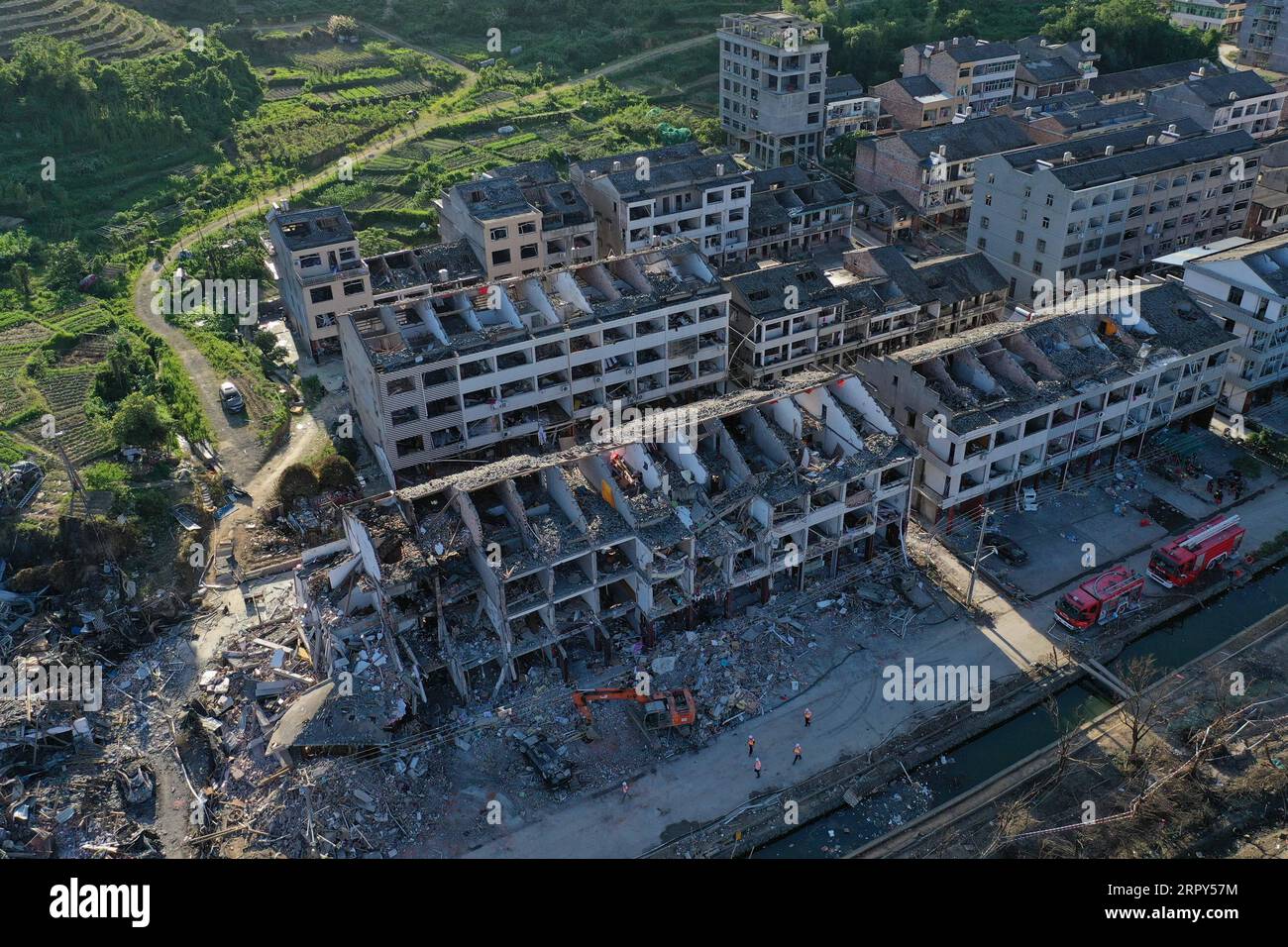 200615 -- PÉKIN, le 15 juin 2020 -- une photo aérienne prise le 14 juin 2020 montre les maisons d'habitation endommagées dans le village de Liangshan dans la ville de Daxi, dans la ville de Wenling, dans l'est de la Chine, province du Zhejiang. PHOTOS XINHUA DU JOUR HuangxZongzhi PUBLICATIONxNOTxINxCHN Banque D'Images