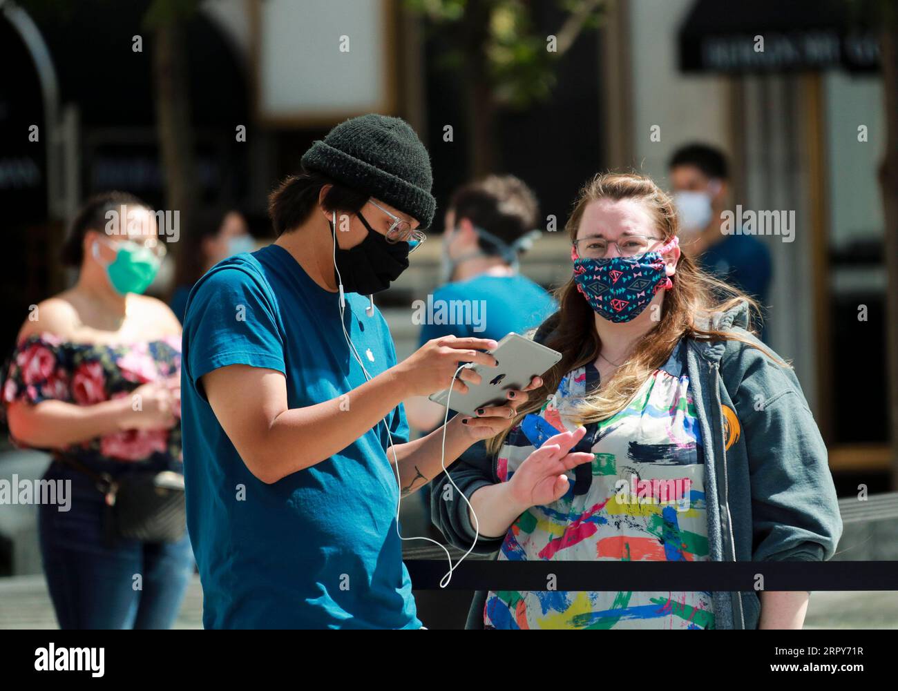 200617 -- NEW YORK, le 17 juin 2020 -- Un employé sert un client à l'extérieur d'un magasin Apple sur la Cinquième Avenue de New York, aux États-Unis, le 17 juin 2020. Apple rouvrirait 10 magasins à New York cette semaine. C’est la première fois que les Apple Stores de la ville sont ouverts depuis leur fermeture en mars en réponse à la pandémie de COVID-19. Les magasins de New York seront ouverts sur rendez-vous, ce qui signifie que les clients peuvent planifier une heure pour récupérer les produits achetés précédemment ou obtenir des services. ÉTATS-UNIS-NEW YORK-COVID-19-APPLE STORE-RÉOUVERTURE WANGXYING PUBLICATIONXNOTXINXCHN Banque D'Images