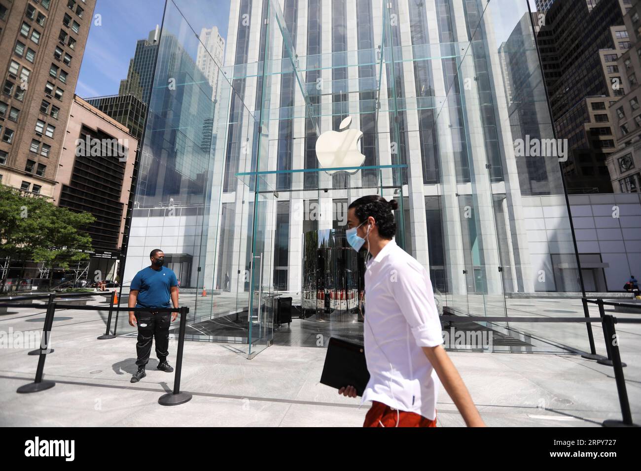 200617 -- NEW YORK, le 17 juin 2020 -- Un piéton passe devant un Apple Store sur la Cinquième Avenue de New York, aux États-Unis, le 17 juin 2020. Apple rouvrirait 10 magasins à New York cette semaine. C’est la première fois que les Apple Stores de la ville sont ouverts depuis leur fermeture en mars en réponse à la pandémie de COVID-19. Les magasins de New York seront ouverts sur rendez-vous, ce qui signifie que les clients peuvent planifier une heure pour récupérer les produits achetés précédemment ou obtenir des services. ÉTATS-UNIS-NEW YORK-COVID-19-APPLE STORE-RÉOUVERTURE WANGXYING PUBLICATIONXNOTXINXCHN Banque D'Images