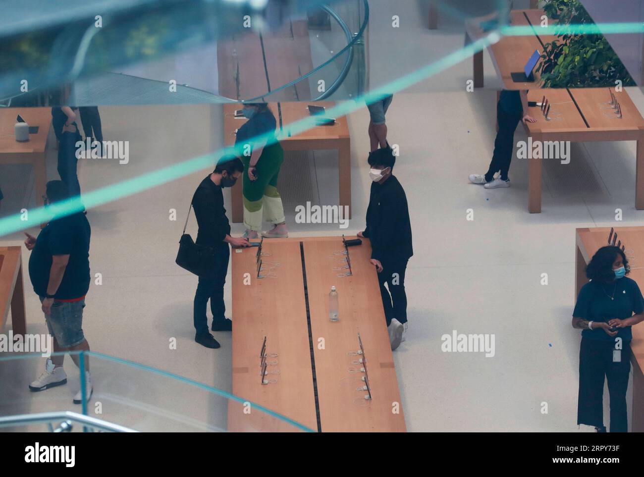 200617 -- NEW YORK, le 17 juin 2020 -- des clients et des employés sont vus dans un magasin Apple sur la Cinquième Avenue de New York, aux États-Unis, le 17 juin 2020. Apple rouvrirait 10 magasins à New York cette semaine. C’est la première fois que les Apple Stores de la ville sont ouverts depuis leur fermeture en mars en réponse à la pandémie de COVID-19. Les magasins de New York seront ouverts sur rendez-vous, ce qui signifie que les clients peuvent planifier une heure pour récupérer les produits achetés précédemment ou obtenir des services. ÉTATS-UNIS-NEW YORK-COVID-19-APPLE STORE-RÉOUVERTURE WANGXYING PUBLICATIONXNOTXINXCHN Banque D'Images