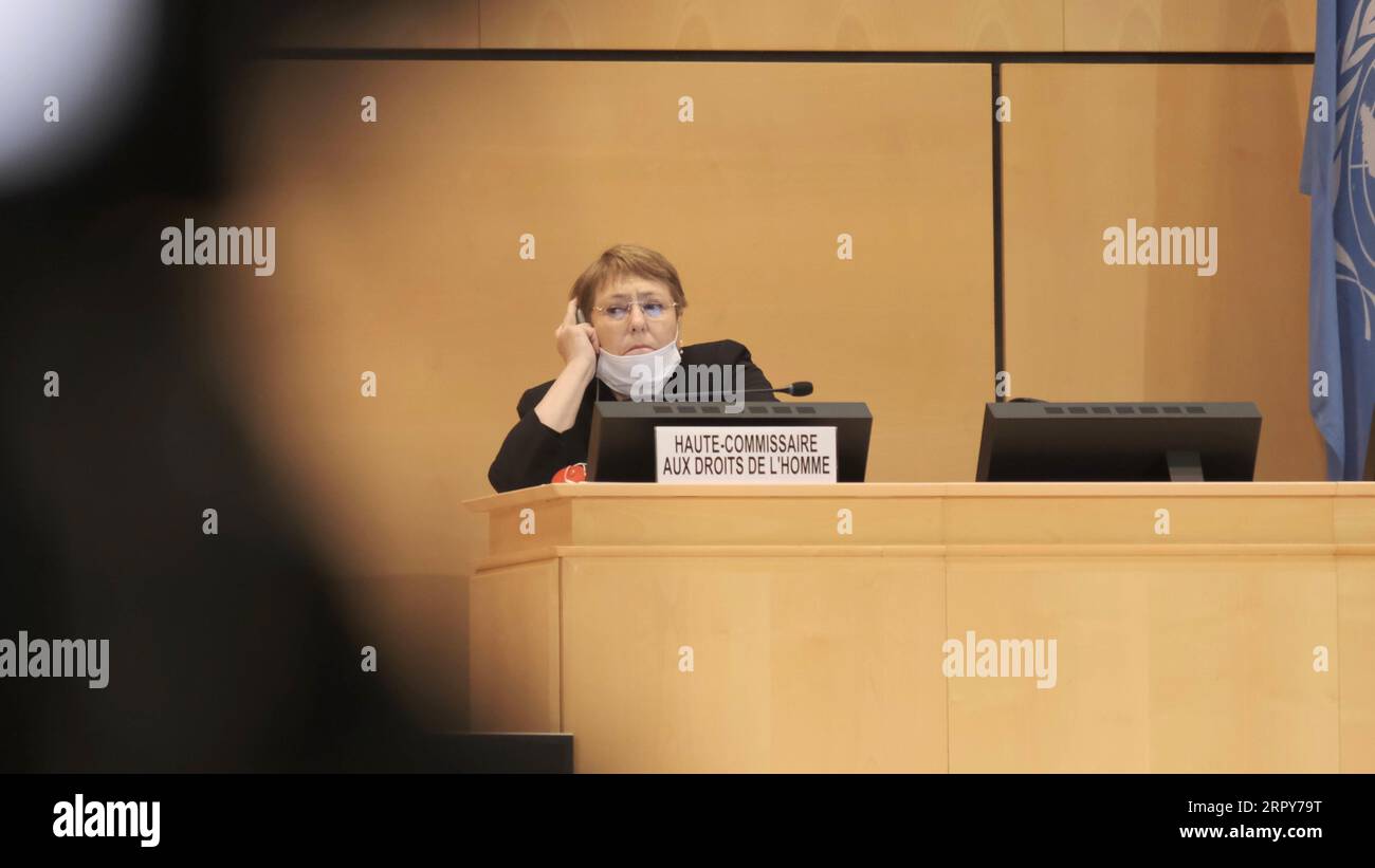 200618 -- GENÈVE, le 18 juin 2020 Xinhua -- la Haut-Commissaire des Nations Unies aux droits de l'homme Michelle Bachelet assiste à un débat d'urgence de la 43e session ordinaire du Conseil des droits de l'homme des Nations Unies qui s'est tenue à Genève, en Suisse, le 17 juin 2020. Mercredi après-midi, le Conseil des droits de l'homme de l'ONU a entamé son débat urgent sur les violations actuelles des droits de l'homme d'inspiration raciale, le racisme systémique, la brutalité policière et la violence contre les manifestations pacifiques, dans le suivi de l'assassinat de George Floyd aux États-Unis, suite à une demande formulée par le Burkina Faso au nom du Groupe africain. Bodi Hugger/ACANU/document Banque D'Images