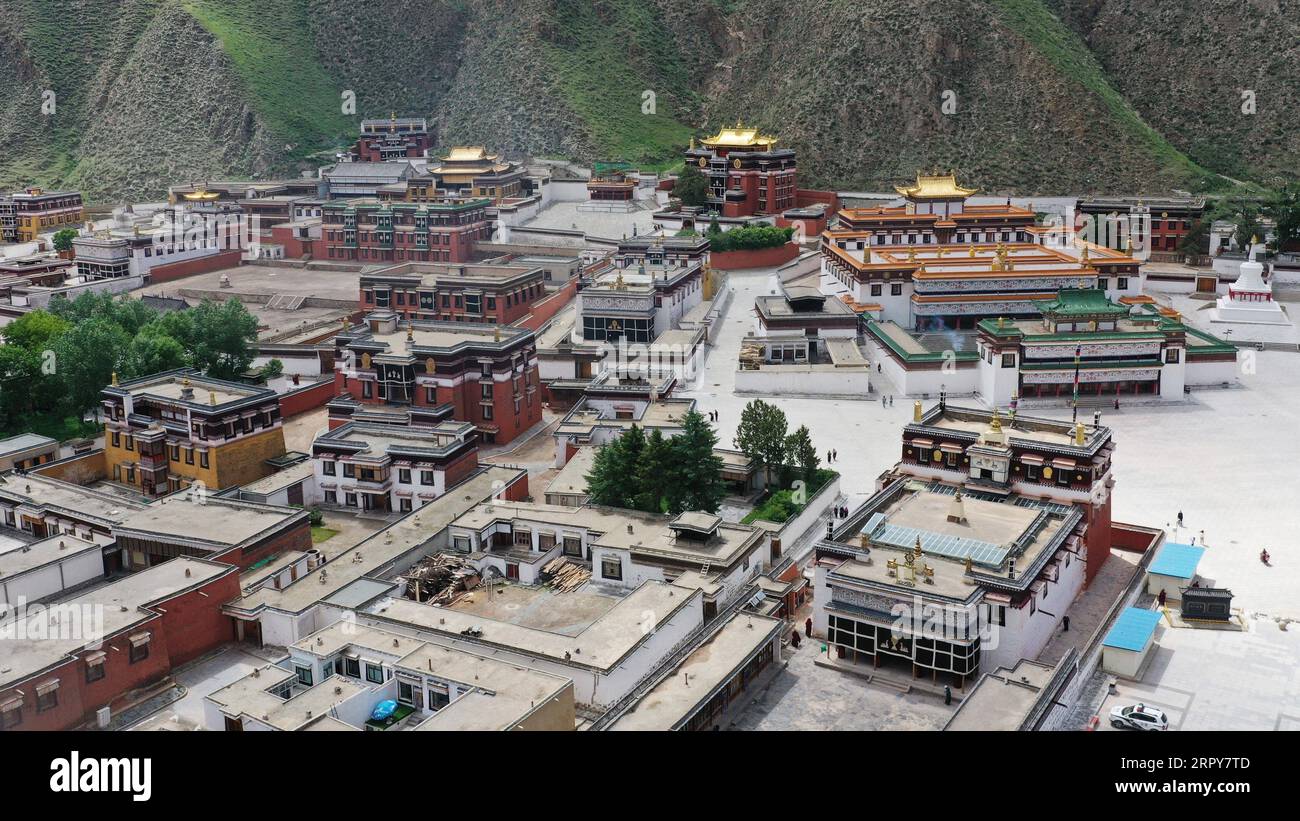 200619 -- XIAHE, 19 juin 2020 -- une photo aérienne prise le 18 juin 2020 montre une vue du monastère de Labrang dans le comté de Xiahe, dans la province du Gansu, au nord-ouest de la Chine. Après près de huit ans, la rénovation du monastère de Labrang dans la province du Gansu, au nord-ouest de la Chine, est presque achevée, avec le corps principal et les fresques de 14 salles de Bouddha restaurés, ont déclaré jeudi les autorités locales. Situé dans le comté de Xiahe, dans la préfecture autonome tibétaine de Gannan, le monastère de Labrang a été construit en 1709 et est un important site de protection culturelle nationale depuis 1982. CHINE-GANSU-LABRANG MONASTÈRE-RÉNOVATION CN CHENX Banque D'Images