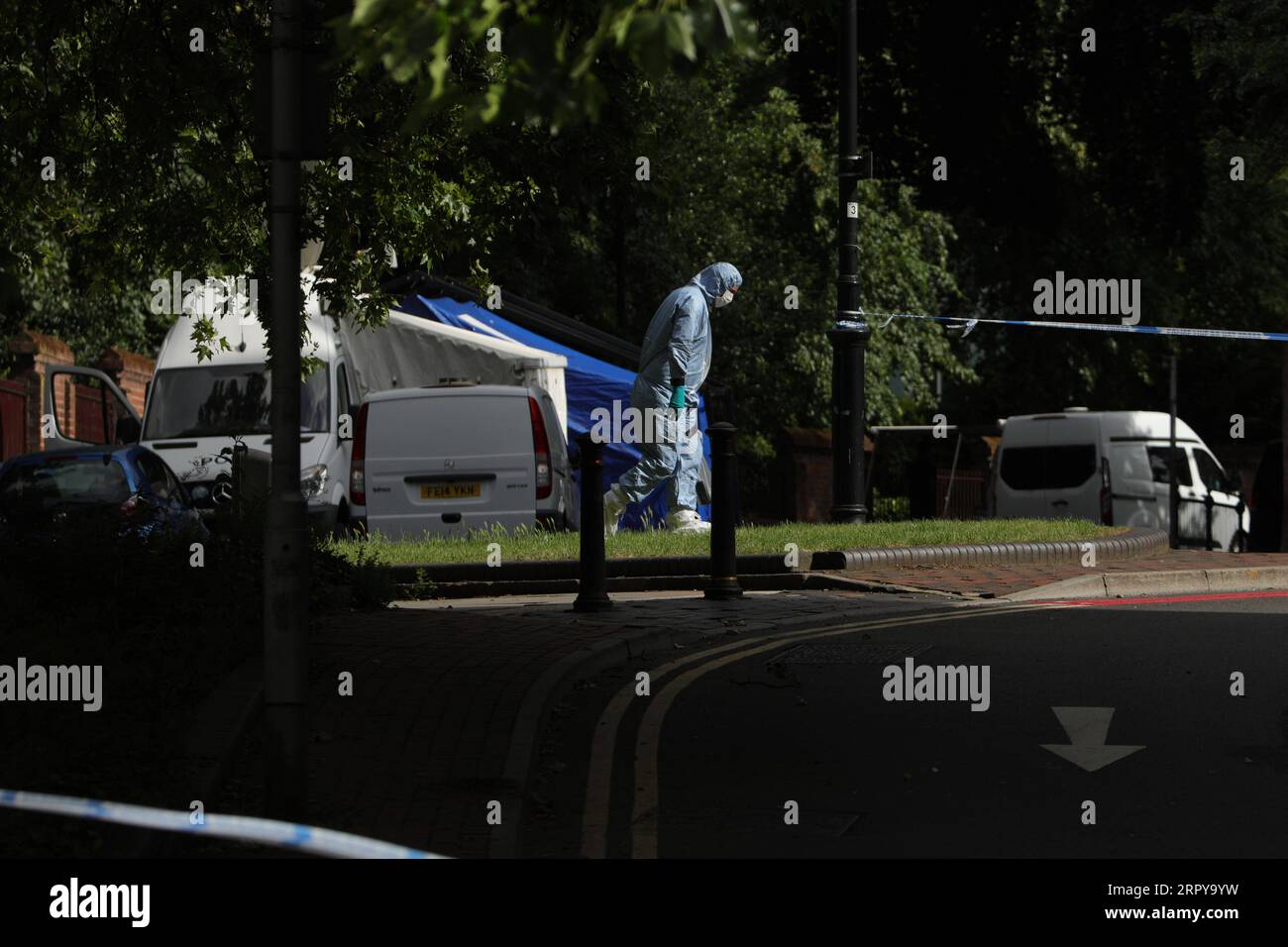 200621 -- READING BRITAIN, 21 juin 2020 Xinhua -- Un officier médico-légal de la police travaille derrière un cordon de police près de Forbury Gardens où des coups de couteau ont eu lieu à Reading, en Grande-Bretagne, le 21 juin 2020. La police antiterroriste britannique a déclaré dimanche que l incident de poignardage qui a eu lieu samedi soir dans la ville de Reading, dans le sud de l Angleterre, a été déclaré incident terroriste. Photo de Tim Ireland/Xinhua BRITAIN-LECTURE-POIGNARDAGE-INCIDENT TERRORISTE PUBLICATIONxNOTxINxCHN Banque D'Images