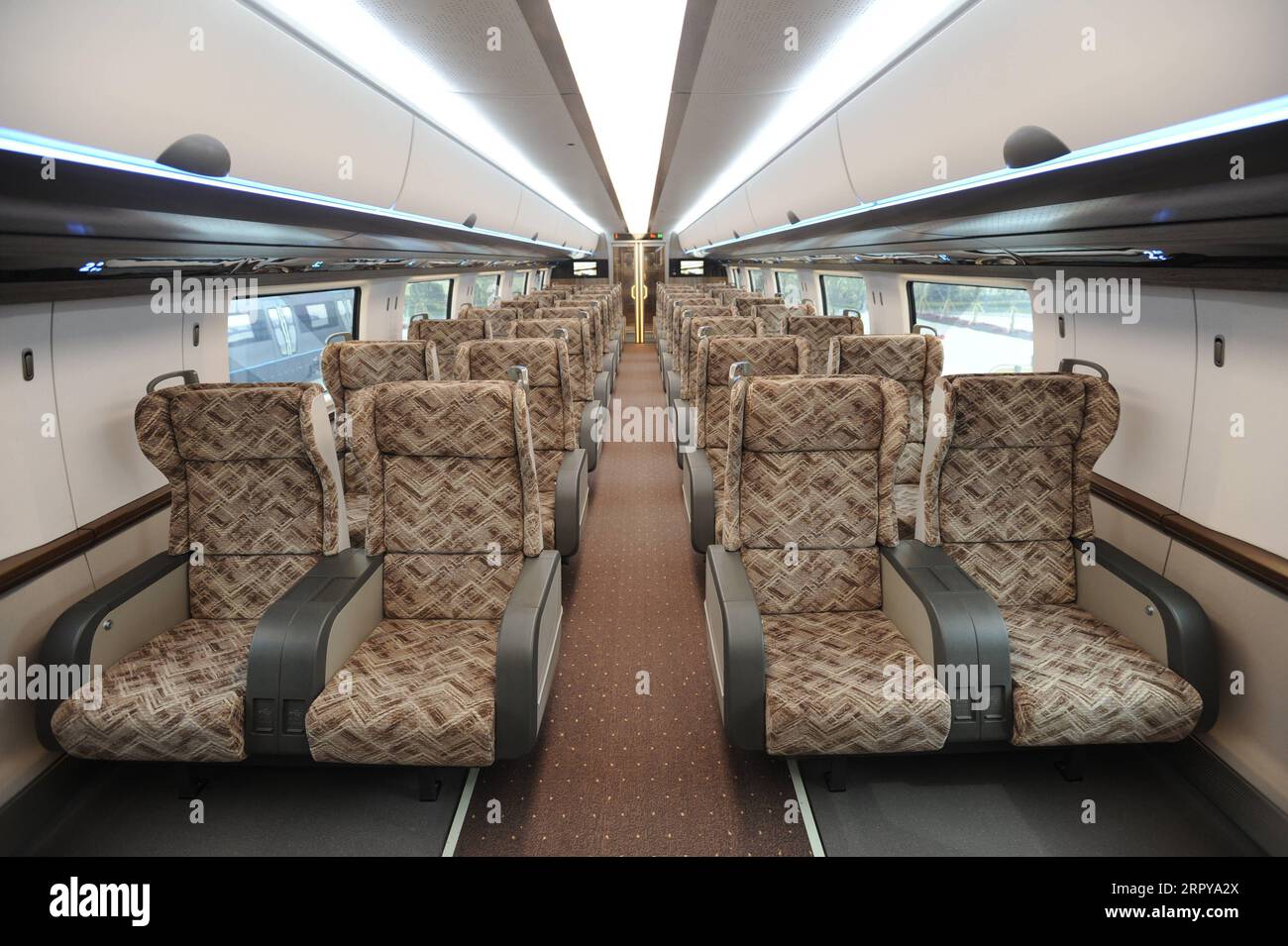 200622 -- QINGDAO, le 22 juin 2020 -- une photo de fichier non datée montre une vue intérieure d'un prototype de train à sustentation magnétique fabriqué par CRRC Qingdao Sifang Co. Les contrôles de performance du prototype de train à lévitation magnétique développé en Chine, avec une vitesse de pointe prévue de 600 km/h, ont débuté dimanche à Shanghai. Le prototype d'essai, qui n'a qu'une voiture, peut vérifier et optimiser les technologies clés et les composants de système de base du système maglev à grande vitesse et jeter une base technologique pour le prototype d'ingénierie à venir, selon CRRC Qingdao Sifang Co., le constructeur de train il Banque D'Images