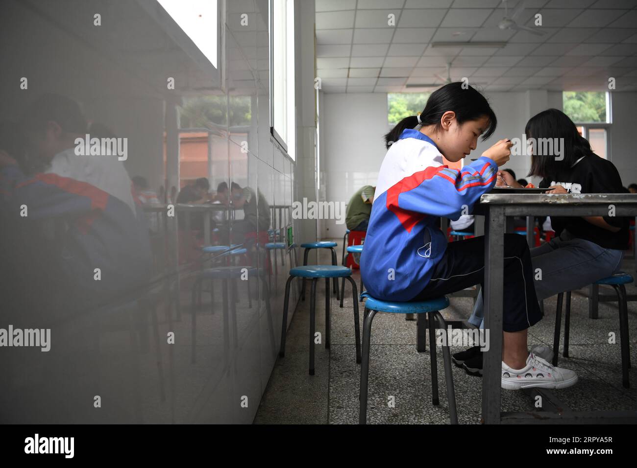 200622 -- HEFEI, le 22 juin 2020 -- Cai Qiyan déjeune avec ses camarades de classe à l'école expérimentale Sanhe dans le comté de Jinzhai, province de l'Anhui dans l'est de la Chine, le 19 juin 2020. CAI Qiyan bénéficie de la vue sur les nuages coulant de l'une des plantations de thé au sommet de la montagne. Mais le plaisir a également été un luxe pour le jeune homme de 15 ans, qui a été diagnostiqué avec une scoliose congénitale. Dès son plus jeune âge, Qiyan avait trouvé extrêmement difficile de garder sa colonne vertébrale droite. Dans la profondeur des montagnes de Dabie, Qiyan a dû passer deux heures sur le chemin de l'école et du retour à la maison car il a fallu beaucoup plus de temps pour marcher avec un corps plié. Banque D'Images