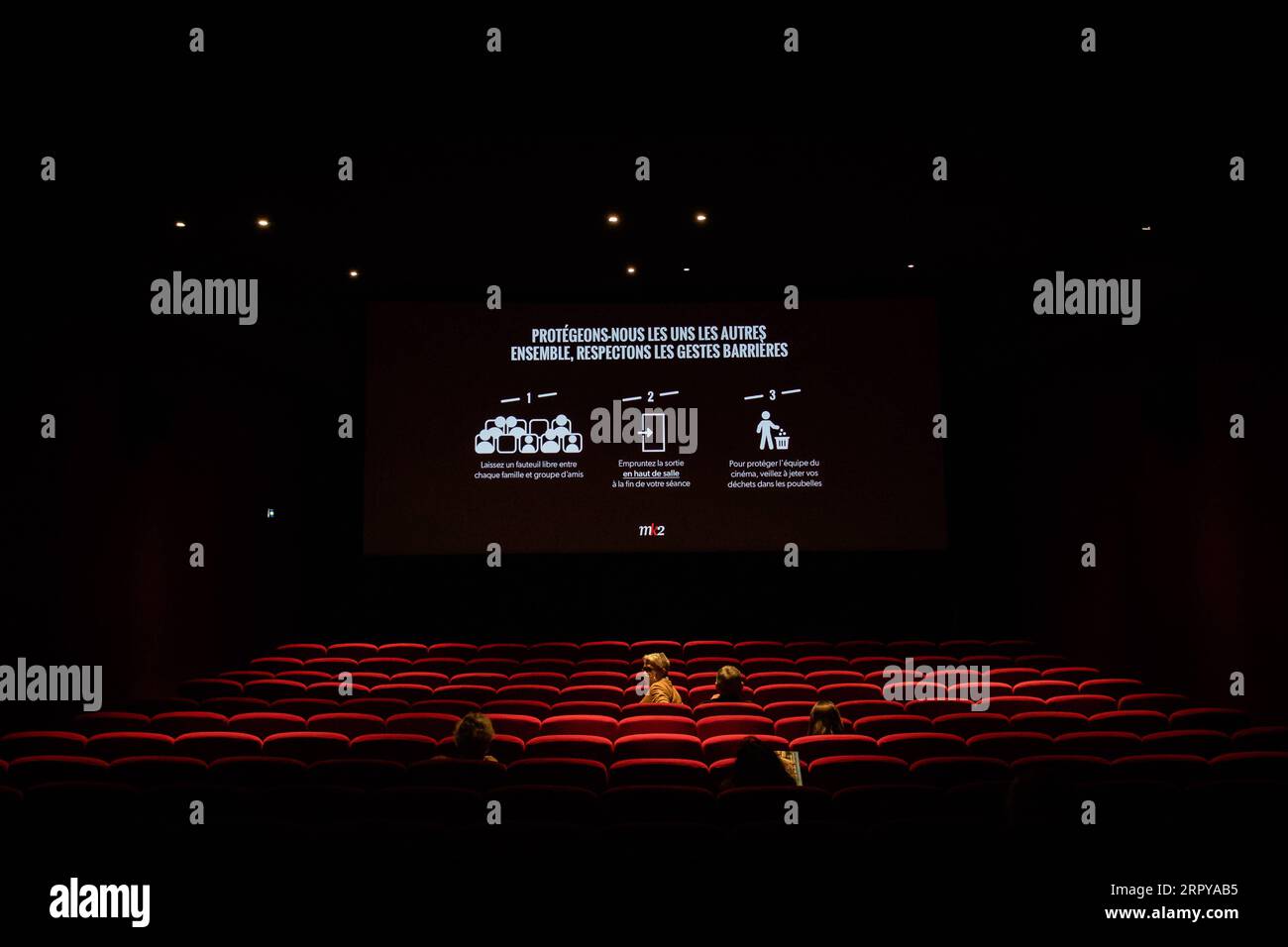 200622 -- PARIS, le 22 juin 2020 Xinhua -- des mesures préventives sont présentées avant la projection d'un film dans un cinéma à Paris, France, le 22 juin 2020. La France, qui a progressivement assoupli le confinement national à partir de mai 11, est entrée lundi dans une nouvelle phase de déconfinement. Les cinémas et les casinos ont repris leurs activités et les manifestations sportives n'attirant pas plus de 5 000 personnes seraient autorisées. Photo Aurelien Morissard/Xinhua FRANCE-PARIS-CINEMA-RENOVE PUBLICATIONxNOTxINxCHN Banque D'Images