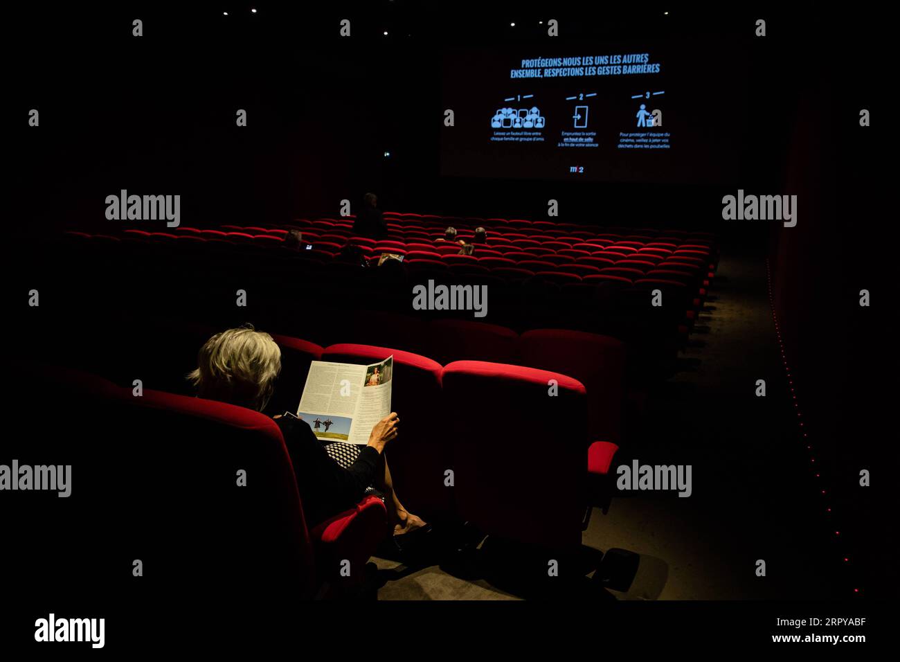 200622 -- PARIS, le 22 juin 2020 Xinhua -- des mesures préventives sont présentées avant la projection d'un film dans un cinéma à Paris, France, le 22 juin 2020. La France, qui a progressivement assoupli le confinement national à partir de mai 11, est entrée lundi dans une nouvelle phase de déconfinement. Les cinémas et les casinos ont repris leurs activités et les manifestations sportives n'attirant pas plus de 5 000 personnes seraient autorisées. Photo Aurelien Morissard/Xinhua FRANCE-PARIS-CINEMA-RENOVE PUBLICATIONxNOTxINxCHN Banque D'Images
