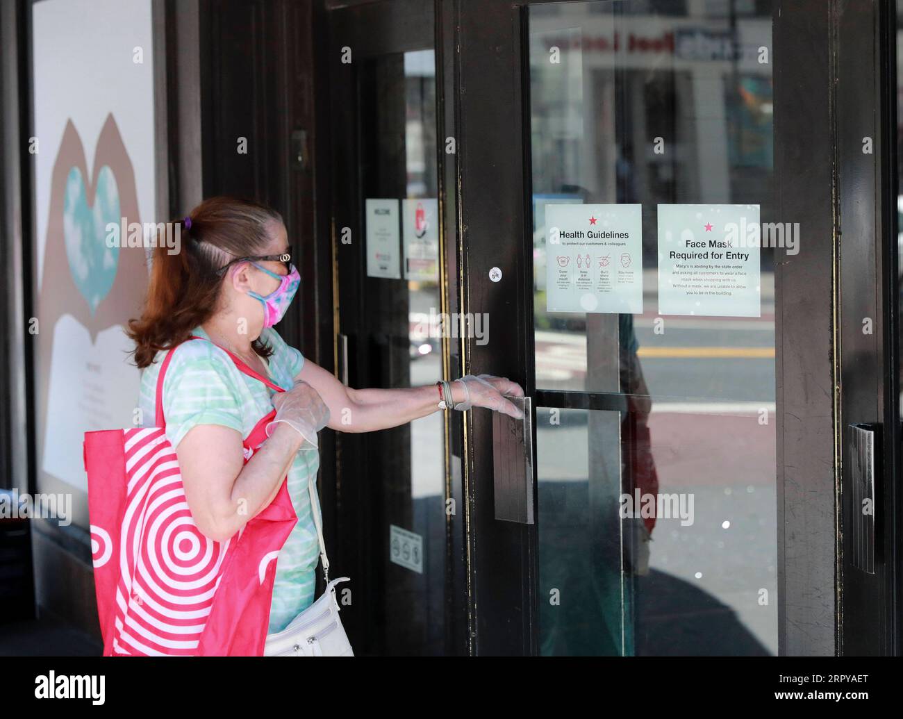 200622 -- NEW YORK, le 22 juin 2020 -- Un client entre dans le magasin phare de Macy à New York, aux États-Unis, le 22 juin 2020. La ville de New York est entrée dans la phase deux de réouverture lundi, marquant une étape majeure de la lutte de la ville contre le COVID-19. La transition est un pas de géant pour cette ville avec la plus grande partie de l économie de New York rouverte en phase deux, comme le maire Bill de Blasio l a dit, y compris les salons de coiffure, l immobilier, la vente et la location de véhicules. ÉTATS-UNIS-NEW YORK-COVID-19-PHASE DEUX-RÉOUVERTURE WANGXYING PUBLICATIONXNOTXINXCHN Banque D'Images