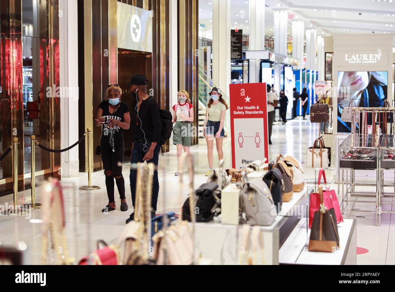 200622 -- NEW YORK, le 22 juin 2020 -- des gens font du shopping au magasin phare Macy à New York, aux États-Unis, le 22 juin 2020. La ville de New York est entrée dans la phase deux de réouverture lundi, marquant une étape majeure de la lutte de la ville contre le COVID-19. La transition est un pas de géant pour cette ville avec la plus grande partie de l économie de New York rouverte en phase deux, comme le maire Bill de Blasio l a dit, y compris les salons de coiffure, l immobilier, la vente et la location de véhicules. ÉTATS-UNIS-NEW YORK-COVID-19-PHASE DEUX-RÉOUVERTURE WANGXYING PUBLICATIONXNOTXINXCHN Banque D'Images