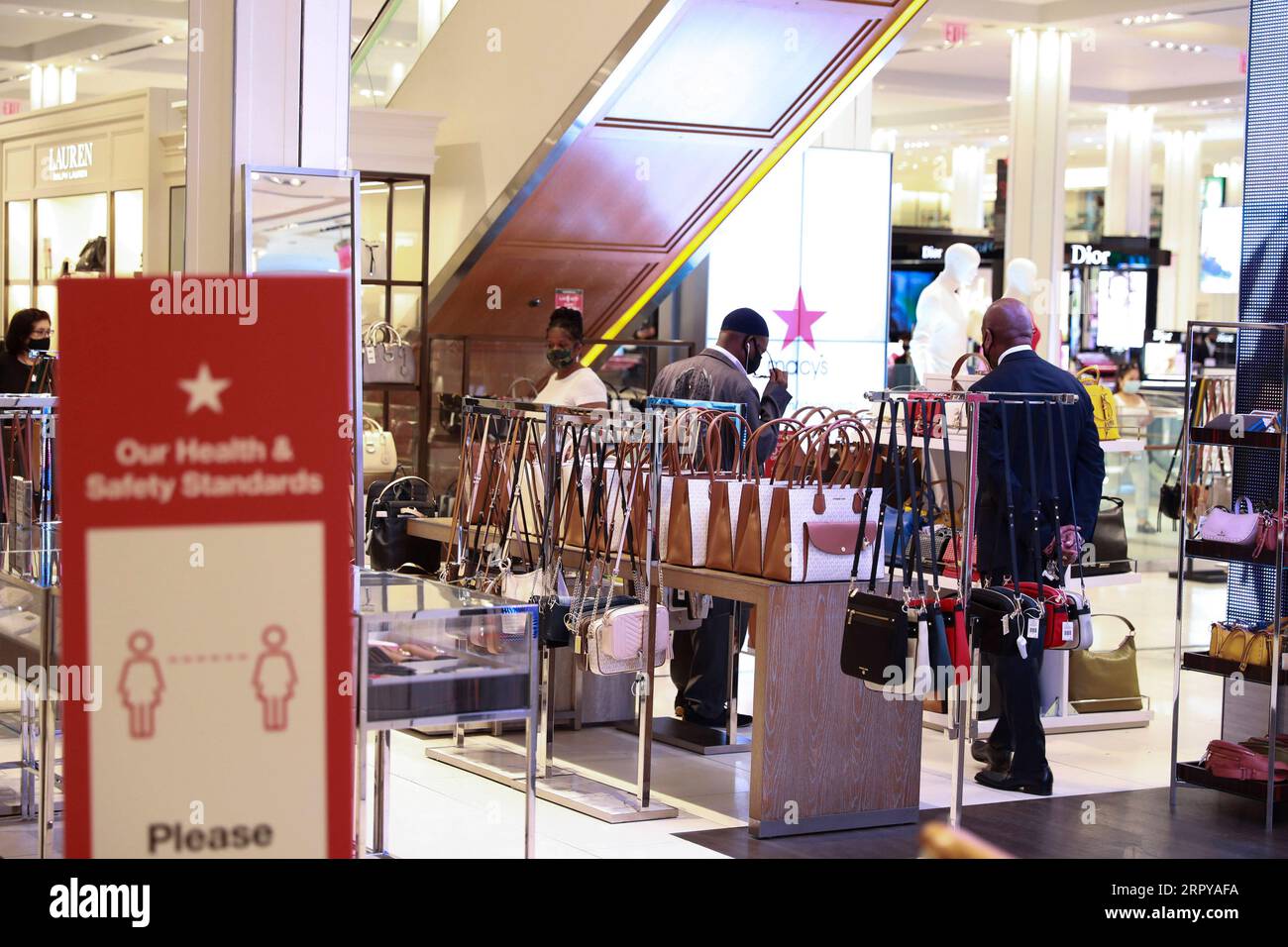 200622 -- NEW YORK, le 22 juin 2020 -- des gens font du shopping au magasin phare Macy à New York, aux États-Unis, le 22 juin 2020. La ville de New York est entrée dans la phase deux de réouverture lundi, marquant une étape majeure de la lutte de la ville contre le COVID-19. La transition est un pas de géant pour cette ville avec la plus grande partie de l économie de New York rouverte en phase deux, comme le maire Bill de Blasio l a dit, y compris les salons de coiffure, l immobilier, la vente et la location de véhicules. ÉTATS-UNIS-NEW YORK-COVID-19-PHASE DEUX-RÉOUVERTURE WANGXYING PUBLICATIONXNOTXINXCHN Banque D'Images