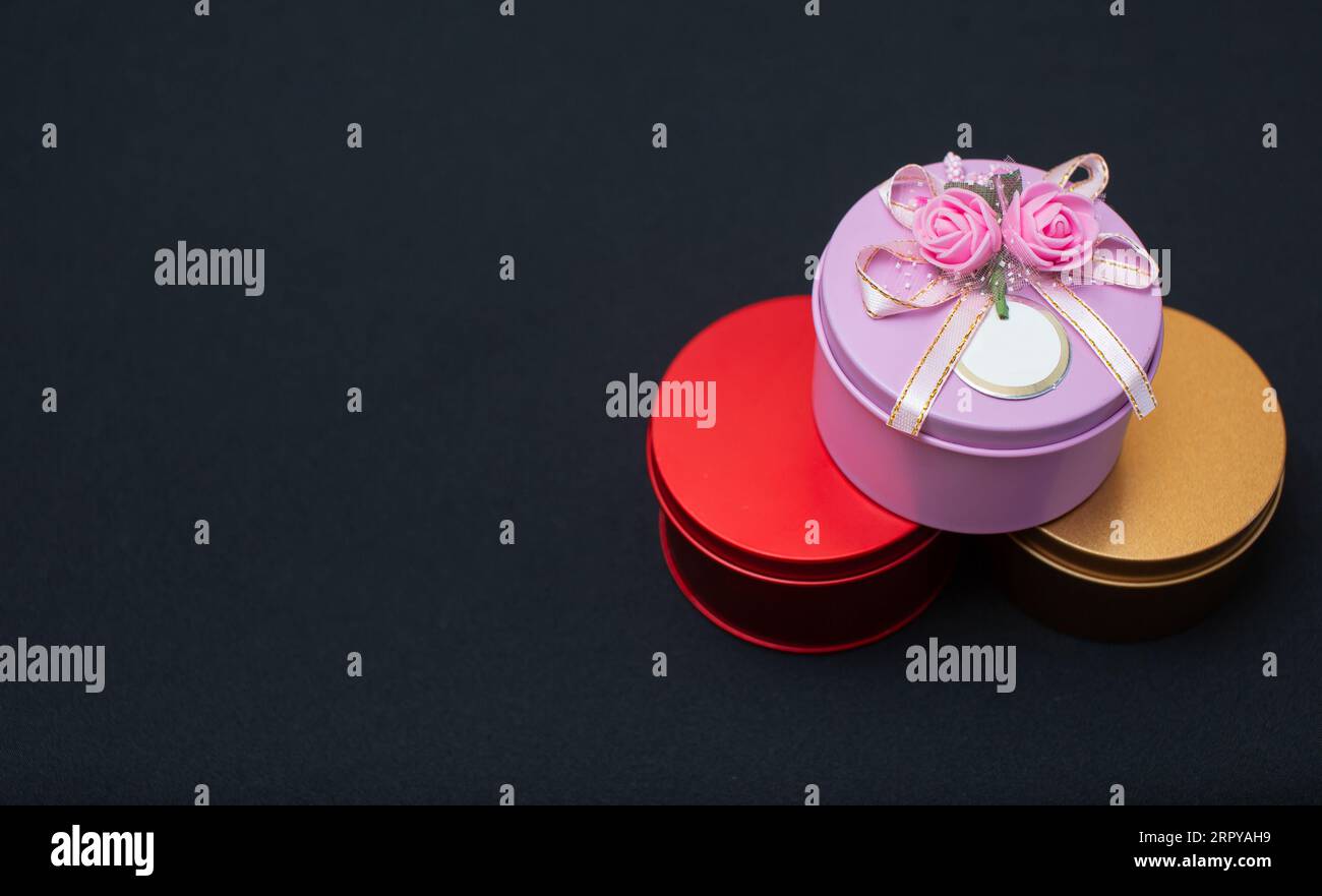 Boîtes cadeaux de Noël isolées sur fond noir, sauf espace de copie. Banque D'Images