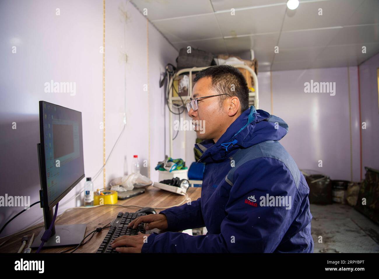 200624 -- AKTO, le 24 juin 2020 -- Feng Guojie, chercheur en astronomie, travaille sur ordinateur à l'observatoire de Muztagata, dans la région autonome ouïgoure du Xinjiang, au nord-ouest de la Chine, le 15 juin 2020. Situé dans l'ouest du Xinjiang, l'observatoire Muztagata, affilié à l'Observatoire astronomique XAO de Xinjiang de l'Académie chinoise des sciences, se trouve à une altitude de 4 526 mètres. Il bénéficie d'une situation géographique unique et de superbes conditions d'observation pour l'observation astronomique. Compte tenu des conditions de vie défavorables, le personnel ici travaille par quarts et vit dans le village de Subasi à une altitude relativement basse. Quand journa Banque D'Images