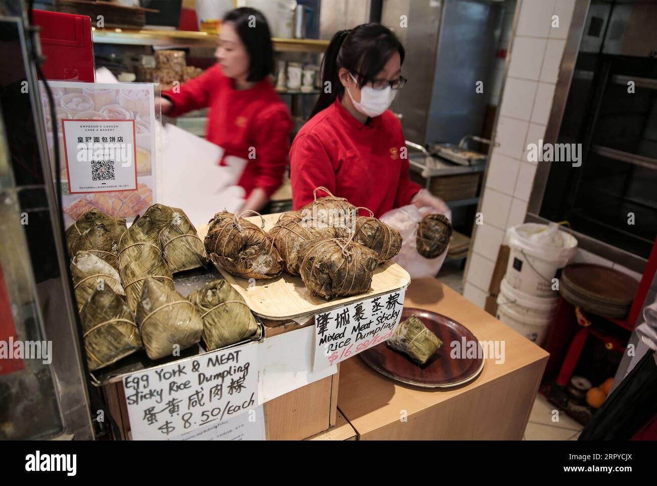 200625 -- SYDNEY, le 25 juin 2020 -- les commerçants préparent Zongzi, une boulette de riz collant enveloppée de feuilles de bambou ou de roseau, dans une aire de restauration à Sydney, en Australie, le 24 juin 2020. Avec des restrictions sociales toujours sur les achats et les restaurants, et pas de course de bateaux-dragons, faire et manger Zongzi est devenu le seul moyen pour de nombreux Chinois australiens de célébrer le Dragon Boat Festival, qui est tombé jeudi cette année. POUR ALLER AVEC caractéristique : la nourriture traditionnelle Zongzi aide les Chinois australiens sous pandémie trouver le goût de la maison AUSTRALIE-SYDNEY-AUSTRALIAN CHINESE-ZONGZI BaixXuefei PUBLICATIONxNOTx Banque D'Images