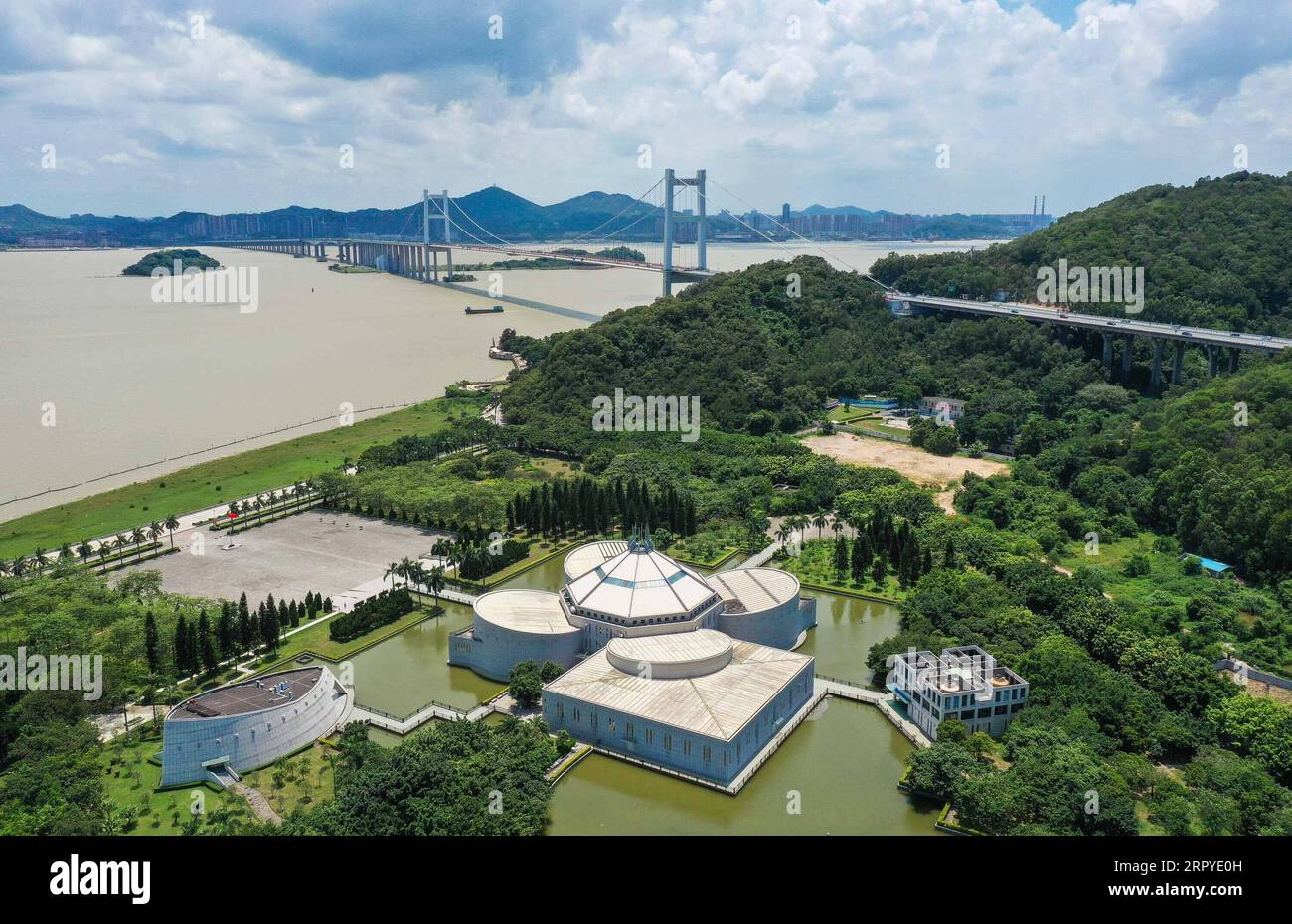 200627 -- HUMEN, 27 juin 2020 -- une photo aérienne prise le 23 juin 2020 montre le Musée de la bataille de mer dans la ville de Humen, ville de Dongguan, province du Guangdong dans le sud de la Chine. Humen Town, situé dans le centre de la région de la Grande Baie Guangdong-Hong Kong-Macao, est riche en histoire et culture. En 1839, Lin Zexu, un fonctionnaire de la dynastie Qing 1644-1911 qui menait la lutte contre la contrebande d'opium, détruisit l'opium confisqué à des marchands étrangers à Humen Beach. L'événement a mis en évidence la détermination du gouvernement et du peuple chinois à résister à l'abus des drogues, et la guerre de l'opium qui a suivi a ouvert l'histoire moderne Banque D'Images