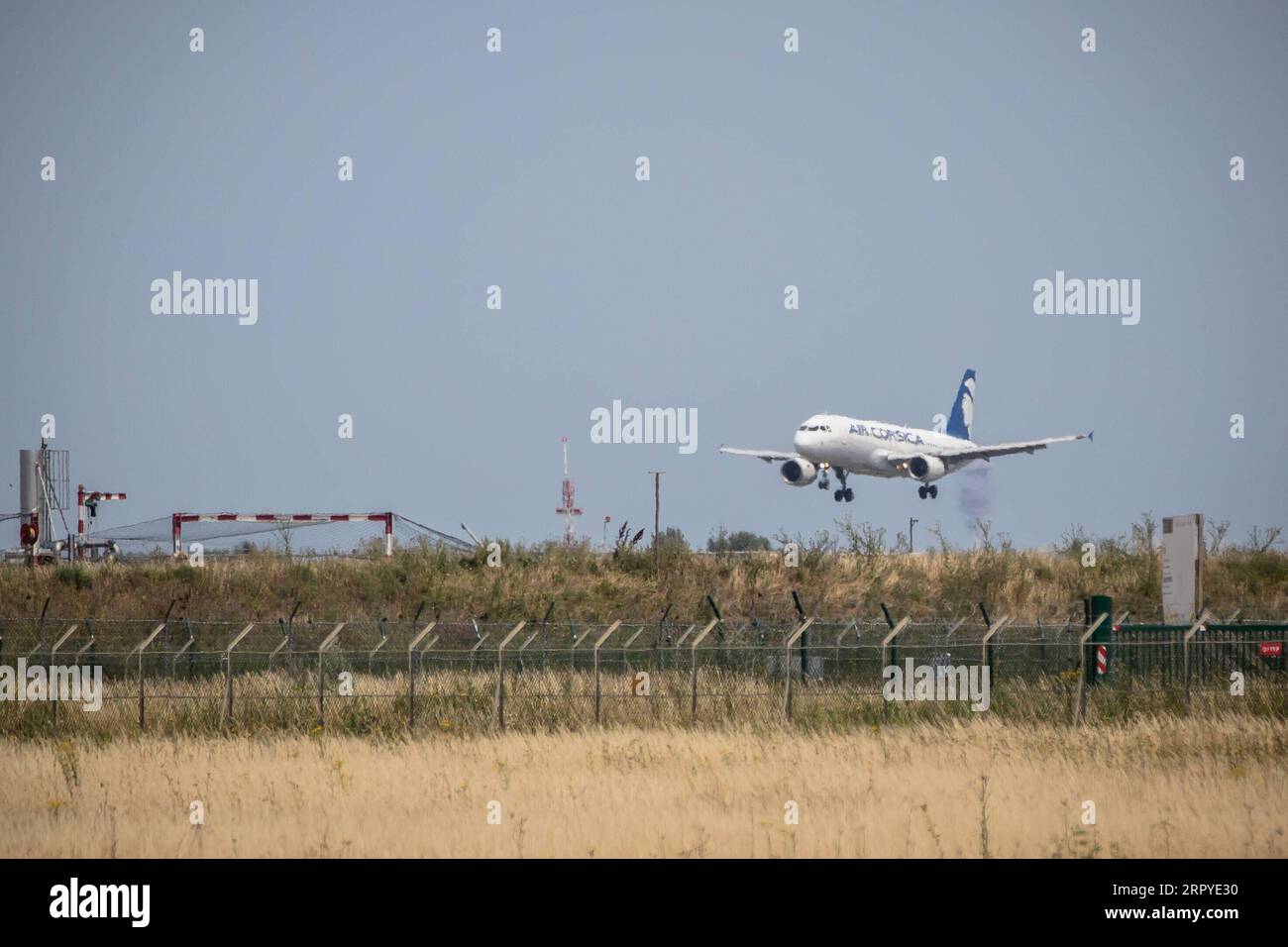 200627 -- PARIS, le 27 juin 2020 Xinhua -- un avion d'Air Corsica atterrit à l'aéroport de Paris Orly près de Paris, France, le 26 juin 2020. L’aéroport de Paris Orly a rouvert vendredi avec un service limité après près de trois mois de fermeture en raison de la crise sanitaire COVID-19. Orly est le deuxième hub de la capitale française après l'aéroport Charles de Gaulle CDG. Photo Aurelien Morissard/Xinhua FRANCE-PARIS-COVID-19-AÉROPORT D'ORLY-RÉOUVERTURE PUBLICATIONxNOTxINxCHN Banque D'Images