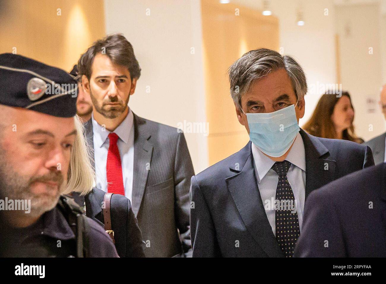 200629 -- PARIS, le 29 juin 2020 Xinhua -- l'ancien Premier ministre français François Fillon arrive au palais de justice de Paris, France, le 29 juin 2020. L’ancien Premier ministre français François Fillon, reconnu coupable de détournement de fonds publics en créant un faux emploi pour sa femme, a été condamné à cinq ans de prison dont trois avec sursis, a statué lundi le tribunal de Paris. Sa femme Penelope a été condamnée à trois ans de prison avec sursis. Tous deux ont été condamnés à une amende de 375 000 euros environ 420 000 dollars américains. Fillon a également obtenu 10 ans d'inadmissibilité et sa femme deux ans. Photo Aurelien Morissard/FRANC Xinhua Banque D'Images