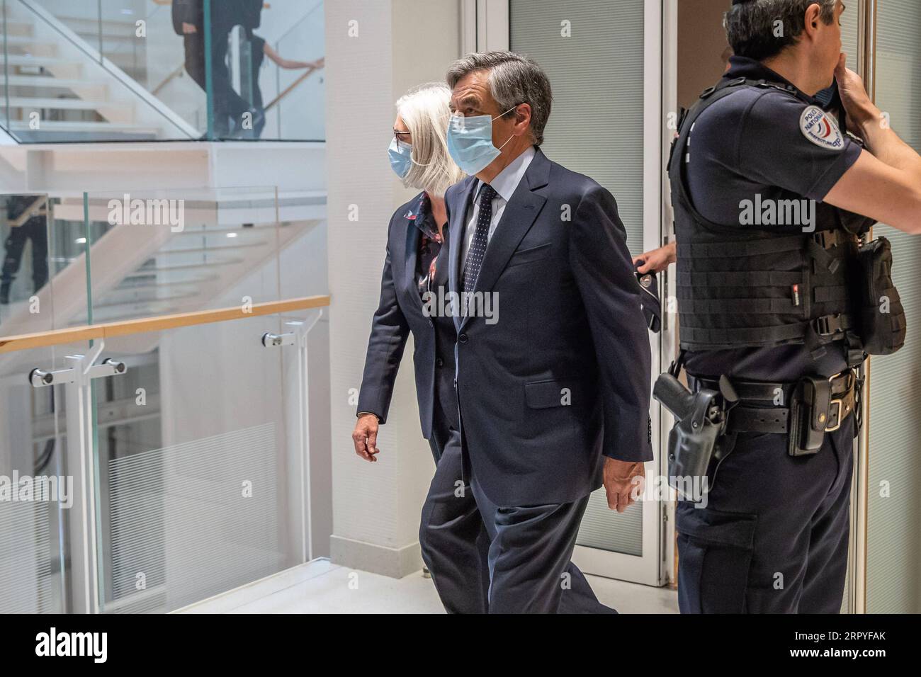 200629 -- PARIS, le 29 juin 2020 Xinhua -- l'ancien Premier ministre français François Fillon C et son épouse Penelope L quittent le palais de justice après l'annonce du verdict à Paris, France, le 29 juin 2020. L’ancien Premier ministre français François Fillon, reconnu coupable de détournement de fonds publics en créant un faux emploi pour sa femme, a été condamné à cinq ans de prison dont trois suspendus, a statué lundi le tribunal de Paris. Sa femme Penelope a été condamnée à trois ans de prison avec sursis. Tous deux ont été condamnés à une amende de 375 000 euros environ 420 000 dollars américains. Fillon a également obtenu 10 ans d'inadmissibilité et h Banque D'Images