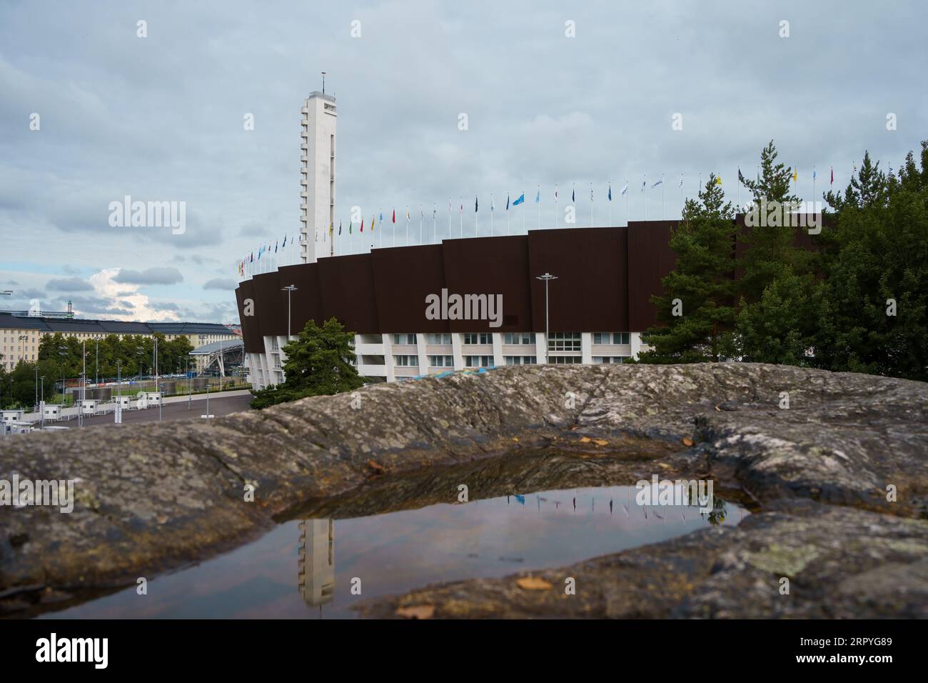 Stade olympique d'Helsinki avec réflexion de flaques d'eau. Helsinki, Finlande. 8 juillet 2023. Banque D'Images