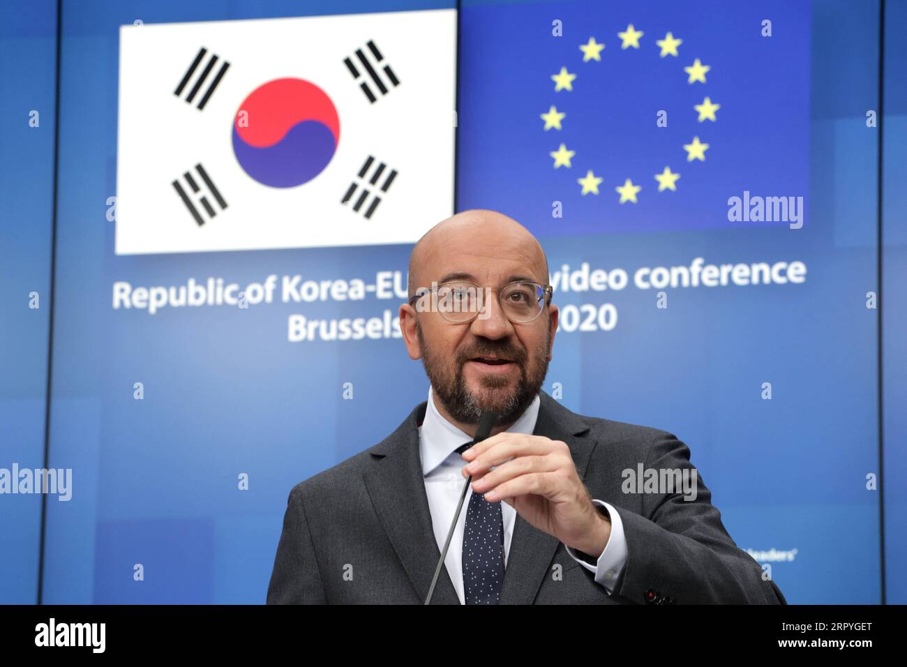 200701 -- BRUXELLES, le 1 juillet 2020 Xinhua -- le président du Conseil européen Charles Michel prend la parole lors d'une conférence de presse à la suite de la vidéoconférence République de Corée-dirigeants de l'UE au siège de l'UE à Bruxelles, Belgique, le 30 juin 2020. Union européenne/document via Xinhua BELGIUM-BRUSSELS-eu-LEADERS-ROK-VIDEO CONFERNCE PUBLICATIONxNOTxINxCHN Banque D'Images