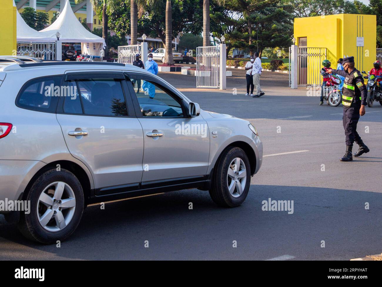 200703 -- KIGALI, le 3 juillet 2020 -- Un policier conduit un véhicule vers un site de test du COVID-19 à Kigali, la capitale du Rwanda, le 2 juillet 2020. Jeudi, le ministère de la Santé du Rwanda a lancé une enquête de dépistage du COVID-19 dans les rues à Kigali pour sonder la situation du COVID-19 dans la ville. Photo de /Xinhua RWANDA-KIGALI-COVID-19-TEST DE RUE CyrilxNdegeya PUBLICATIONxNOTxINxCHN Banque D'Images