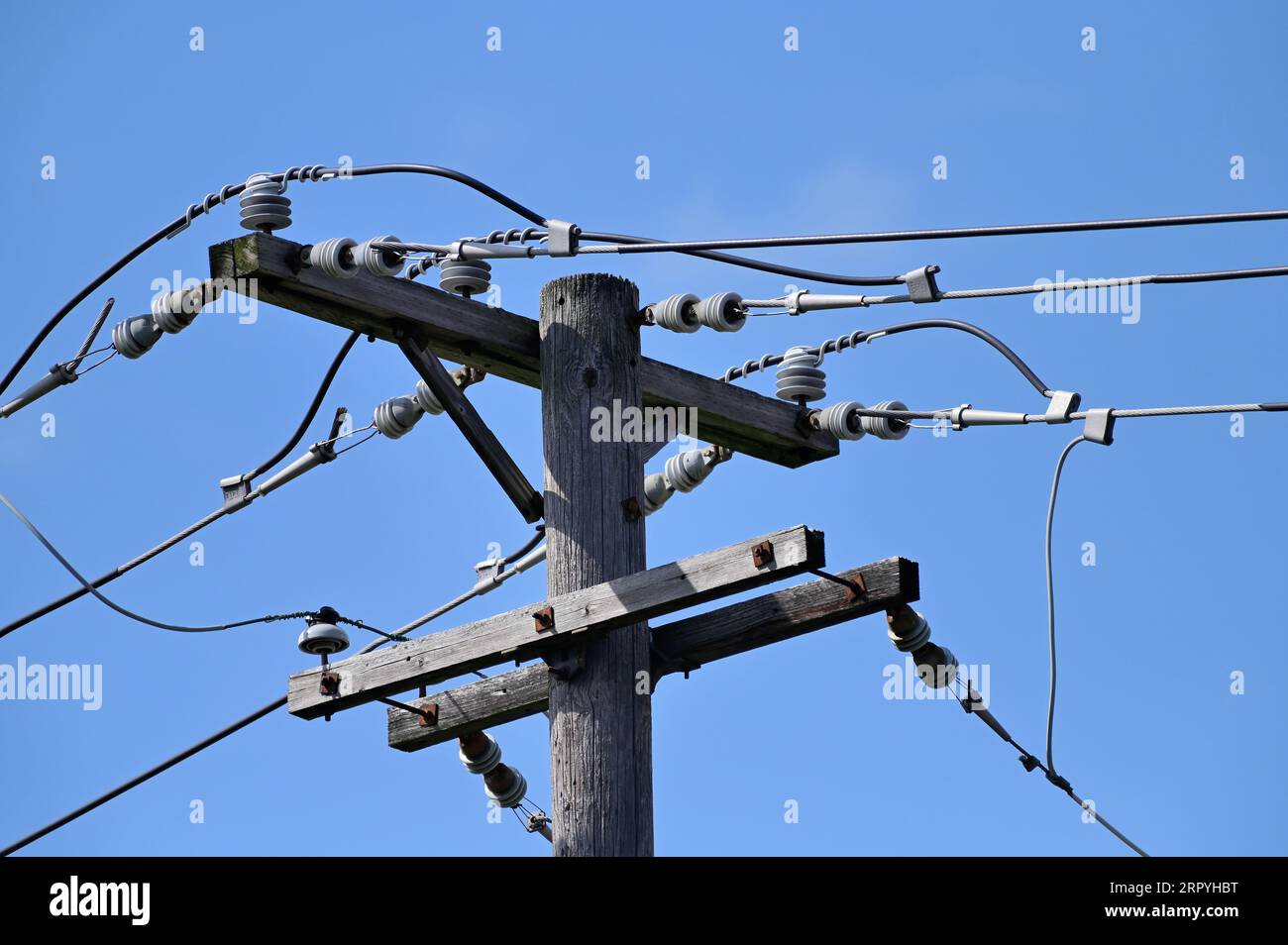 Wheaton, Illinois, États-Unis. Le téléphone et les fils de connexion parallèles aux voies ferrées. Banque D'Images