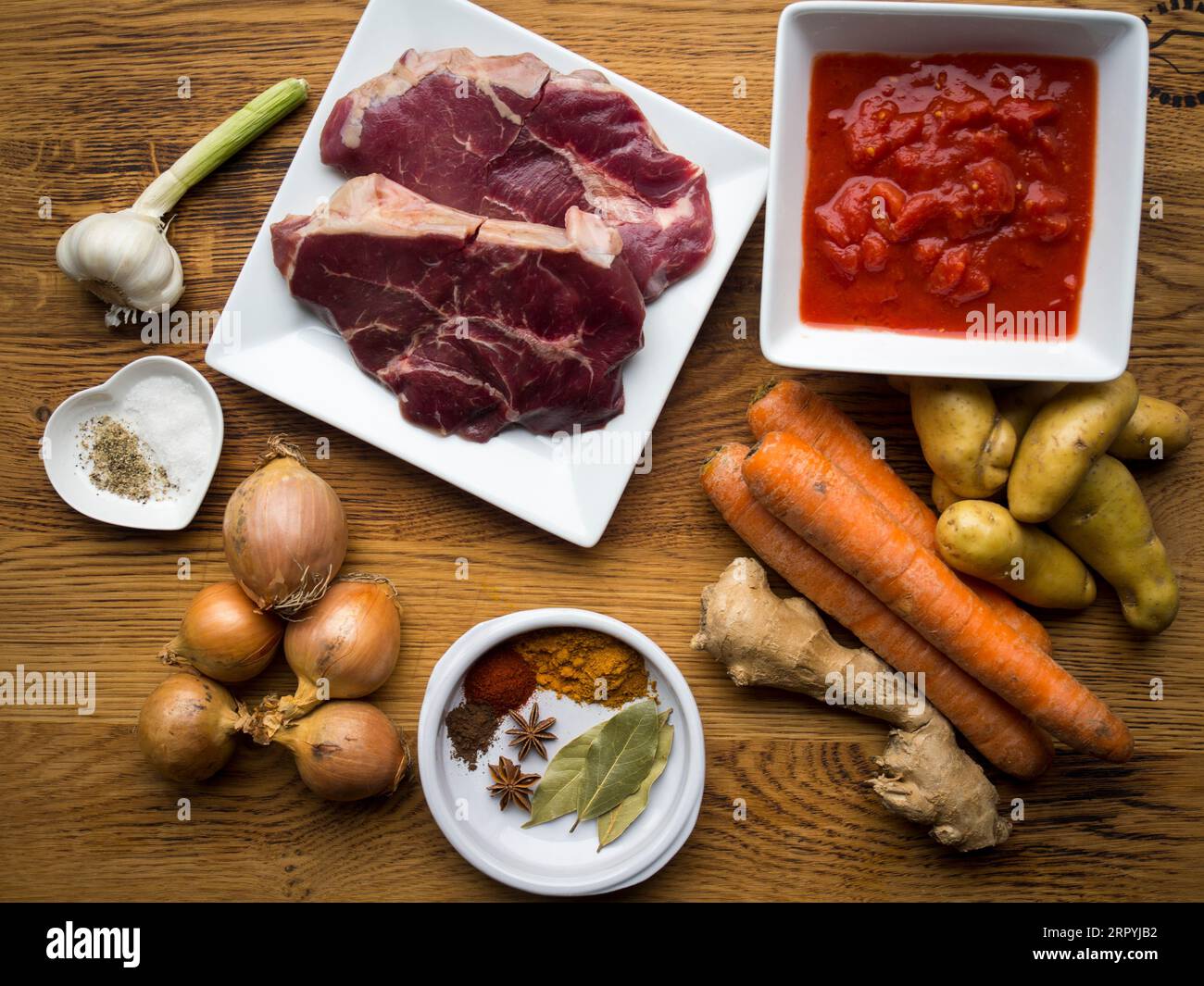 Une variété d'ingrédients disposés sur une table en bois pour un délicieux repas maison Banque D'Images