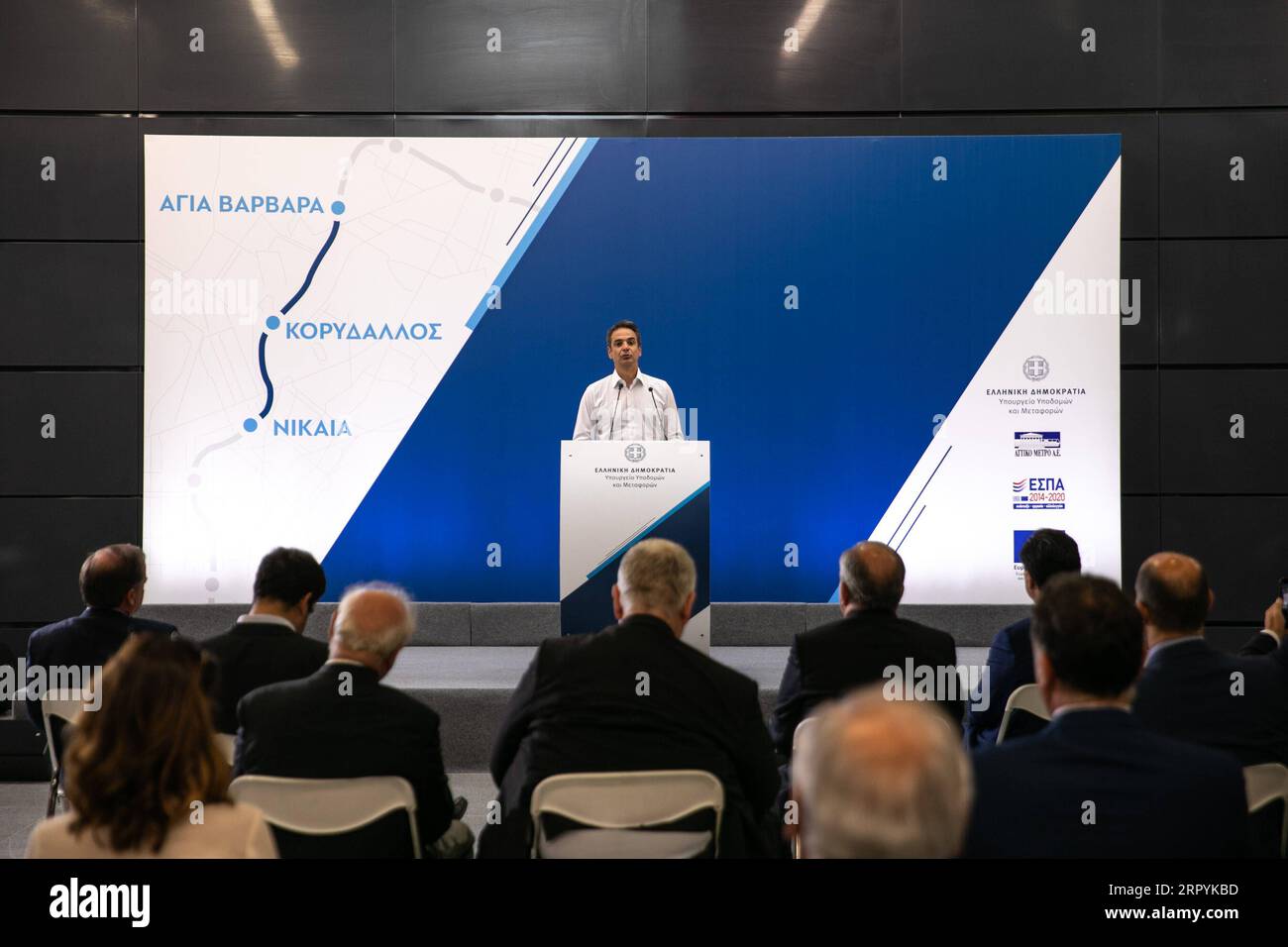 200707 -- ATHÈNES, le 7 juillet 2020 -- le Premier ministre grec Kyriakos Mitsotakis s'adresse à la cérémonie d'inauguration de la station de métro Nikea à Athènes, en Grèce, le 6 juillet 2020. Le Premier ministre grec Kyriakos Mitsotakis a inauguré lundi trois nouvelles stations de métro sur la ligne 3 qui relieront Athènes à la ville portuaire du Pirée à son achèvement en 2022, parallèlement au réseau ferroviaire électrique actuel. Nommées d'après les banlieues du Pirée d'Aghia Varvara, Korydallos et Nikea, les trois stations commenceront à fonctionner mardi. Photo de /Xinhua GRÈCE-ATHÈNES-METRO-EXTENSION-INAUGURATION À GAUCHE Banque D'Images
