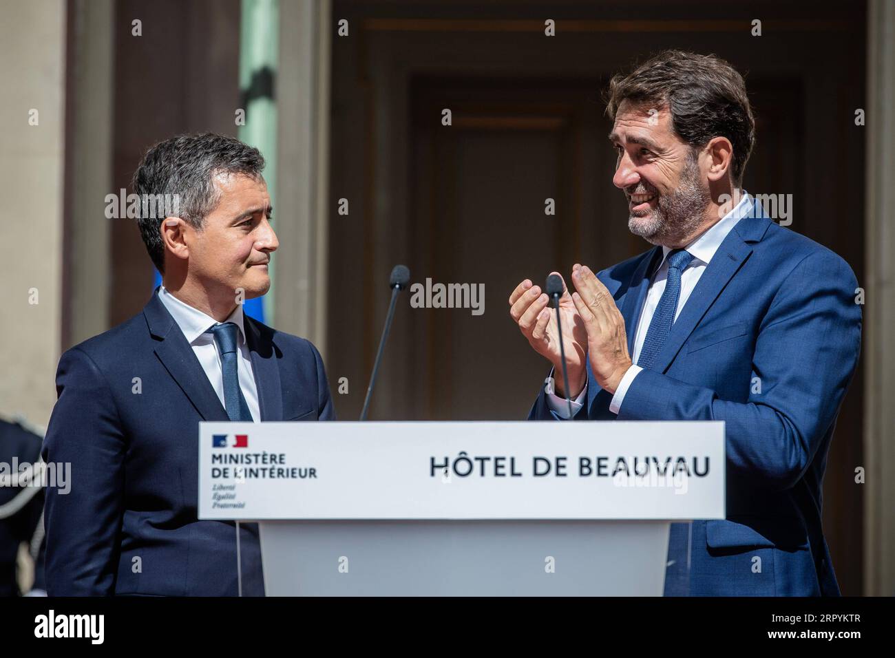 200707 -- PARIS, le 7 juillet 2020 Xinhua -- le nouveau ministre français de l'intérieur Gerald Darmanin L et l'ancien ministre français de l'intérieur Christophe Castaner assistent à la cérémonie de remise au ministère de l'intérieur, à Paris, France, le 7 juillet 2020. Gerald Darmanin, ministre français de l’action publique et des comptes, a été nommé ministre de l’intérieur dans le nouveau gouvernement dirigé par le Premier ministre Jean Castex, a annoncé lundi le palais présidentiel français. Darmanin a remplacé Christophe Castaner, qui avait été critiqué par les manifestants de Black Lives Matter pour le racisme présumé dans les forces de police et aussi par of Banque D'Images