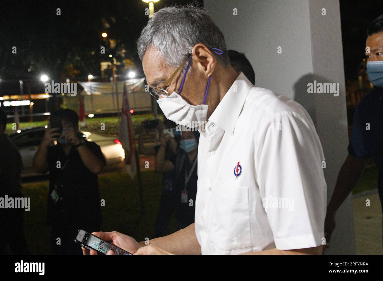 200711 -- SINGAPOUR, le 11 juillet 2020 Xinhua -- le Premier ministre de Singapour et secrétaire général du Parti d'action populaire PAP Lee Hsien Loong Front arrive au bureau de PAP Ang Mo Kio à Singapour, le 11 juillet 2020. Le Parti d action populaire au pouvoir à Singapour, le PAP, a remporté 83 des 93 sièges parlementaires aux élections générales de Singapour, a déclaré samedi le directeur du scrutin Tan Meng Dui. Le Workers Party WP, qui a obtenu six sièges aux élections de 2015, en a remporté 10 cette année. Xinhua/Then Chih Wey SINGAPOUR-ELECTIONS GÉNÉRALES-RESULTATS PUBLICATIONxNOTxINxCHN Banque D'Images
