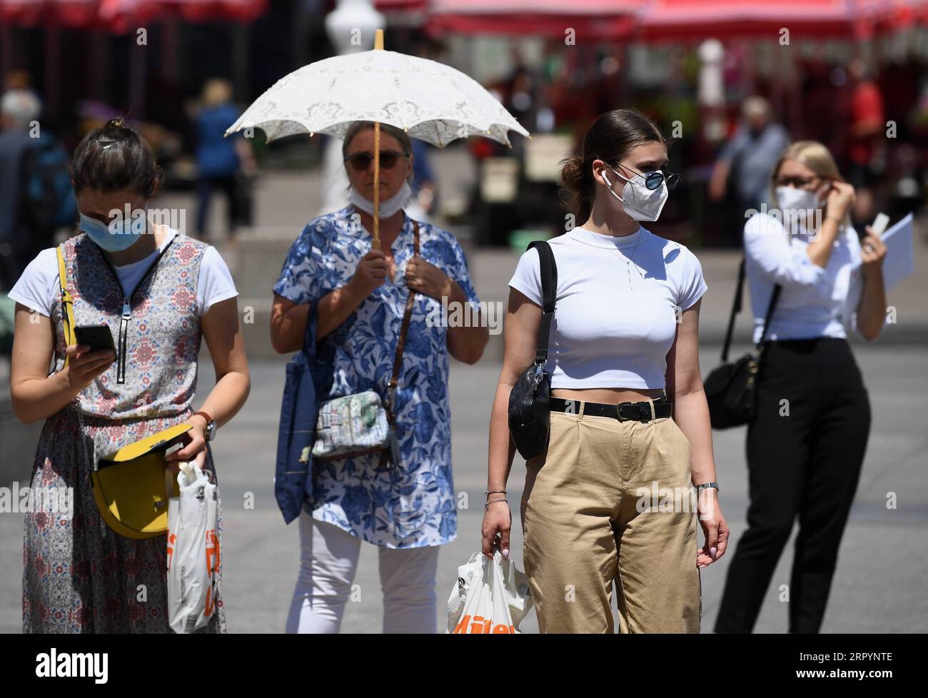 200711 -- ZAGREB, le 11 juillet 2020 -- des personnes portant des masques se promènent dans une rue du centre de Zagreb, capitale de la Croatie, le 10 juillet 2020. Le siège national de la protection civile de la Croatie a déclaré vendredi que de nouvelles mesures de confinement avaient été introduites pour endiguer la propagation du COVID-19 dans le pays, qui a connu un pic du nombre d’infections. /Pixsell via Xinhua CROATIE-ZAGREB-COVID-19-NOUVELLES MESURES DE CONFINEMENT SanjinxStrukic PUBLICATIONxNOTxINxCHN Banque D'Images