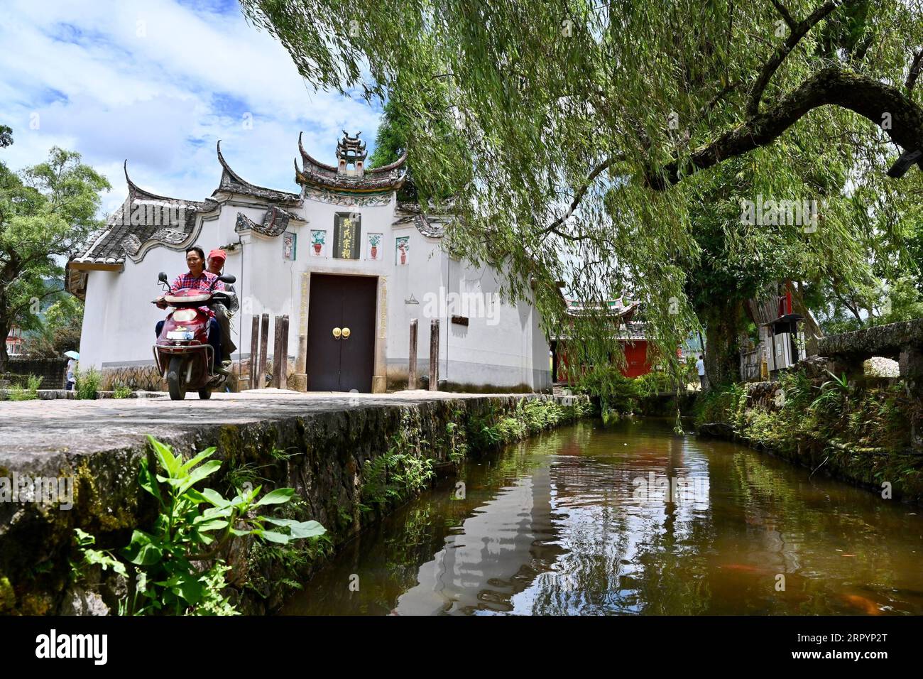 200711 -- FUZHOU, le 11 juillet 2020 -- les villageois passent devant la salle ancestrale Zheng, un site architectural historique, dans le village de Puyuan, canton de Puyuan, comté de Zhouning, province du Fujian, dans le sud-est de la Chine, le 4 juillet 2020. À première vue, Puyuan Village ne semble pas différent des autres villages historiques en Chine. Mais c'est le poisson de carpe dans un ruisseau local, connu sous le nom de Carp Brook, qui rend le village spécial. Le village de Puyuan couvre une superficie de 9,2 kilomètres carrés et a une population d'environ 6 200. Provenant de la montagne Ziyun, plusieurs ruisseaux convergent vers le ruisseau Carp, long de 3 000 mètres Banque D'Images