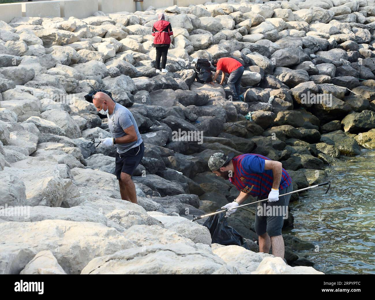 200712 -- KUWAIT CITY, 12 juillet 2020 Xinhua -- des volontaires nettoient la plage de Kuwait City, Koweït, 11 juillet 2020. Avec les restrictions au coronavirus qui commencent à s’assouplir au Koweït, certaines personnes qui ont apprécié la beauté des plages ont oublié d’emporter leurs déchets. Avec plus de gants, de masques et de bouteilles en plastique jetés au bord de la mer, même dans la mer, de nombreux groupes bénévoles ont commencé à nettoyer les plages koweïtiennes, avertissant que les déchets constituaient une énorme menace pour la vie marine. POUR ALLER AVEC : Feature : des volontaires koweïtiens nettoient les plages au milieu de la pandémie de COVID-19 pour aider à protéger la vie marine photo par Asad/Xinhua KUW Banque D'Images