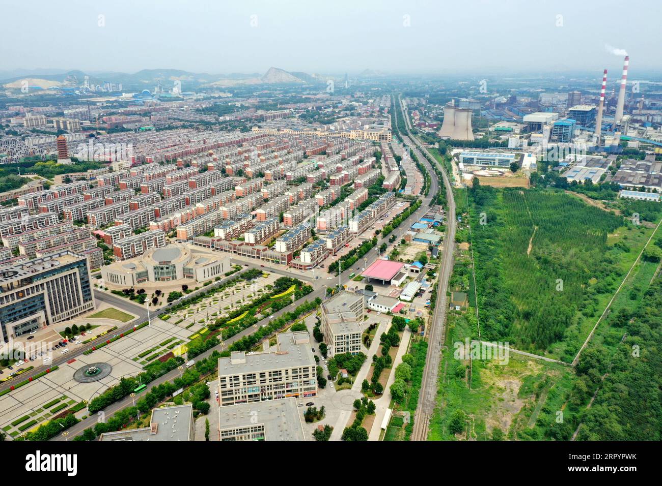 200712 -- TANGSHAN, 12 juillet 2020 -- une photo aérienne prise le 12 juillet 2020 montre une vue du district de Guye de la ville de Tangshan dans la province du Hebei, dans le nord de la Chine. Un tremblement de terre de magnitude 5,1 a secoué le district de Guye de la ville de Tangshan dans la province du Hebei du nord de la Chine à 6:38 heures du matin, dimanche heure de Pékin, selon le CENC du China Earthquake Networks Center. Aucune victime n ' a été signalée jusqu ' à présent. Le public est dans une humeur stable et le travail d'intervention d'urgence est effectué de manière ordonnée, selon le bureau d'information du gouvernement de la ville. CHINE-HEBEI-TANGSHAN-TREMBLEMENT DE TERRE CN MuxYu PUBLICATIONxNOT Banque D'Images